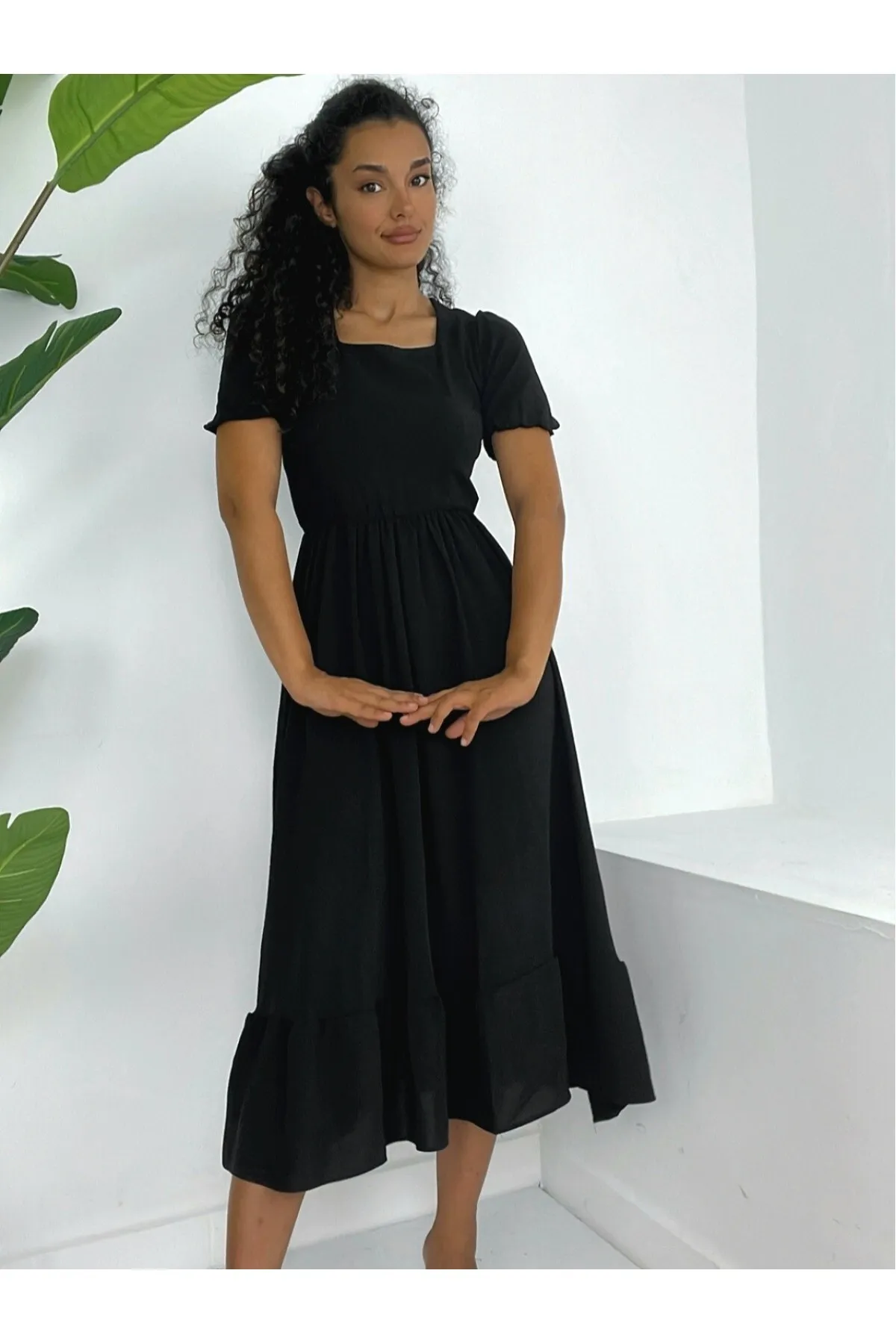Modamorfo  Kurzärmliges Ayrobin-Kleid mit quadratischem Ausschnitt und elastischer Taille