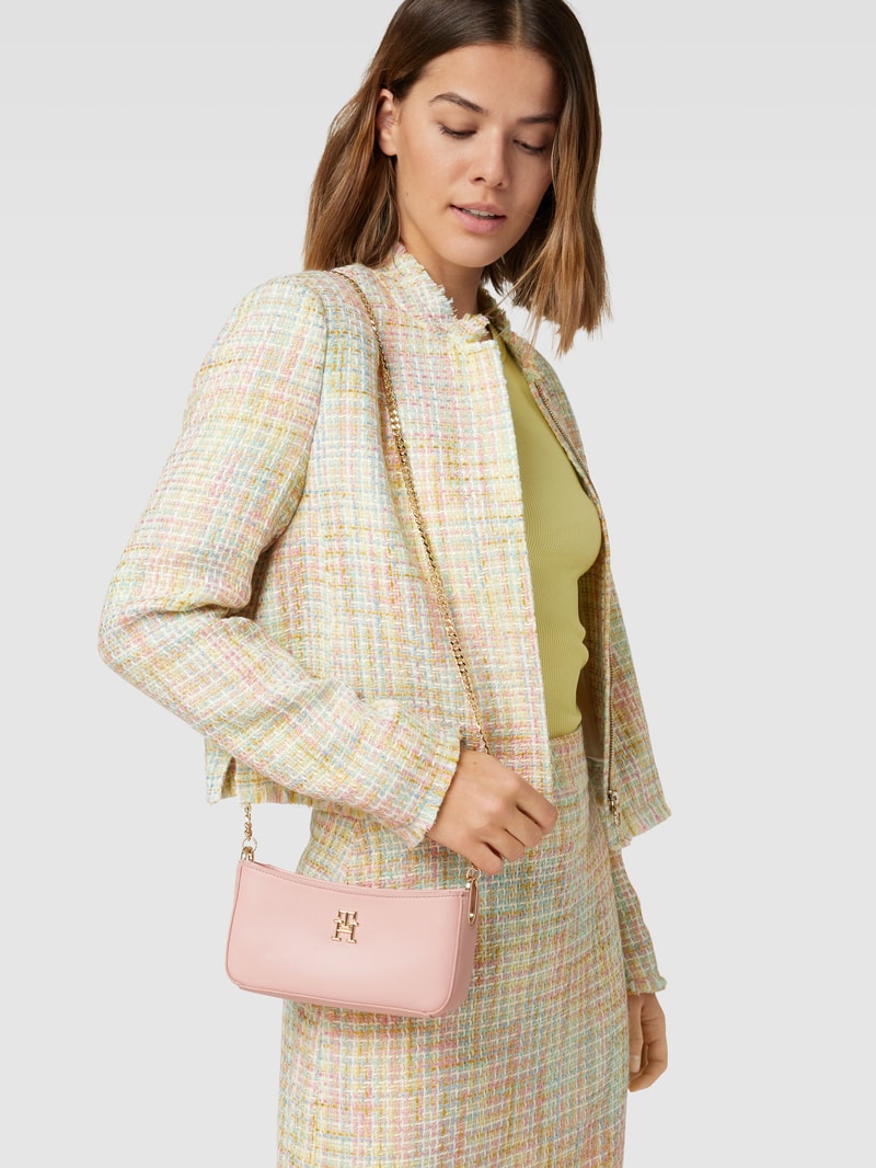 Umhängetasche mit Label-Applikation Modell 'TIMELESS' in rosé