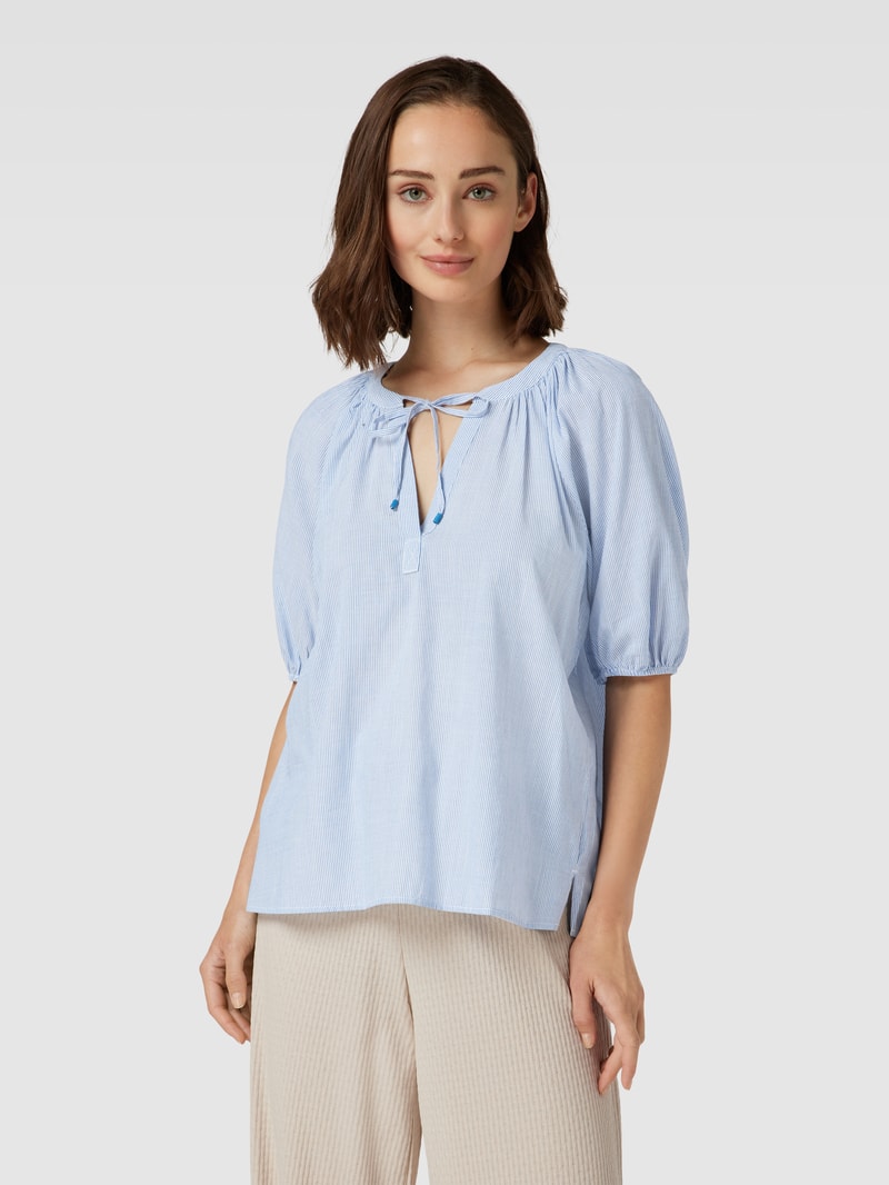 Bluse mit Schlüsselloch-Ausschnitt mit Schnürung Modell 'Bauern' in hellblau