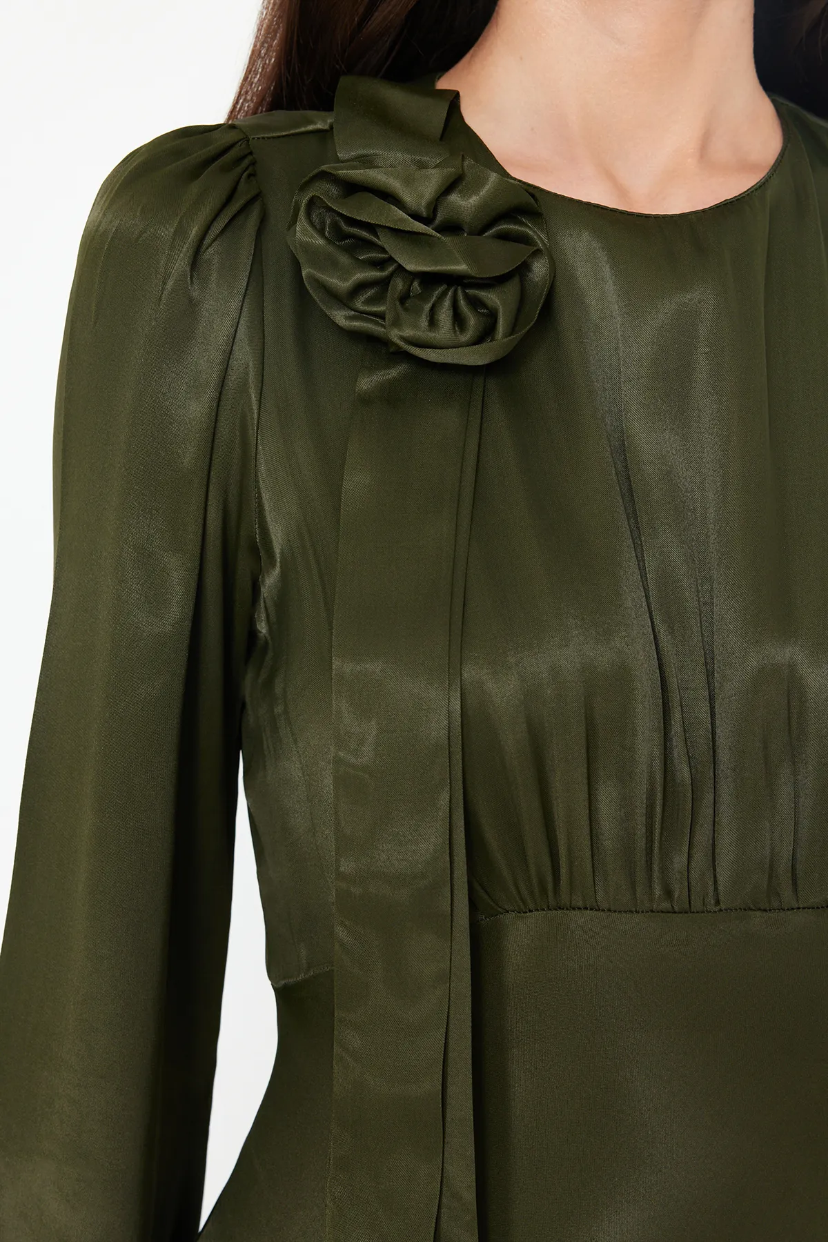 Trendyol Modest  Khakifarbenes Abendkleid aus gewebtem Satin für besondere Anlässe mit Rosen-Details TCTSS24DB00043