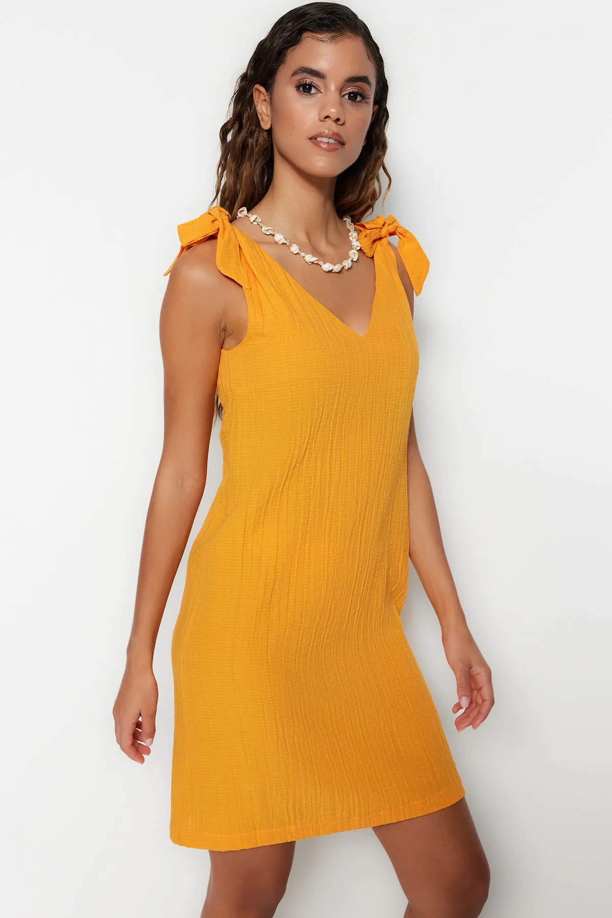 Trendyol Collection  Orangefarbenes, gewebtes Mini-Strandkleid zum Binden TBESS23EL00108