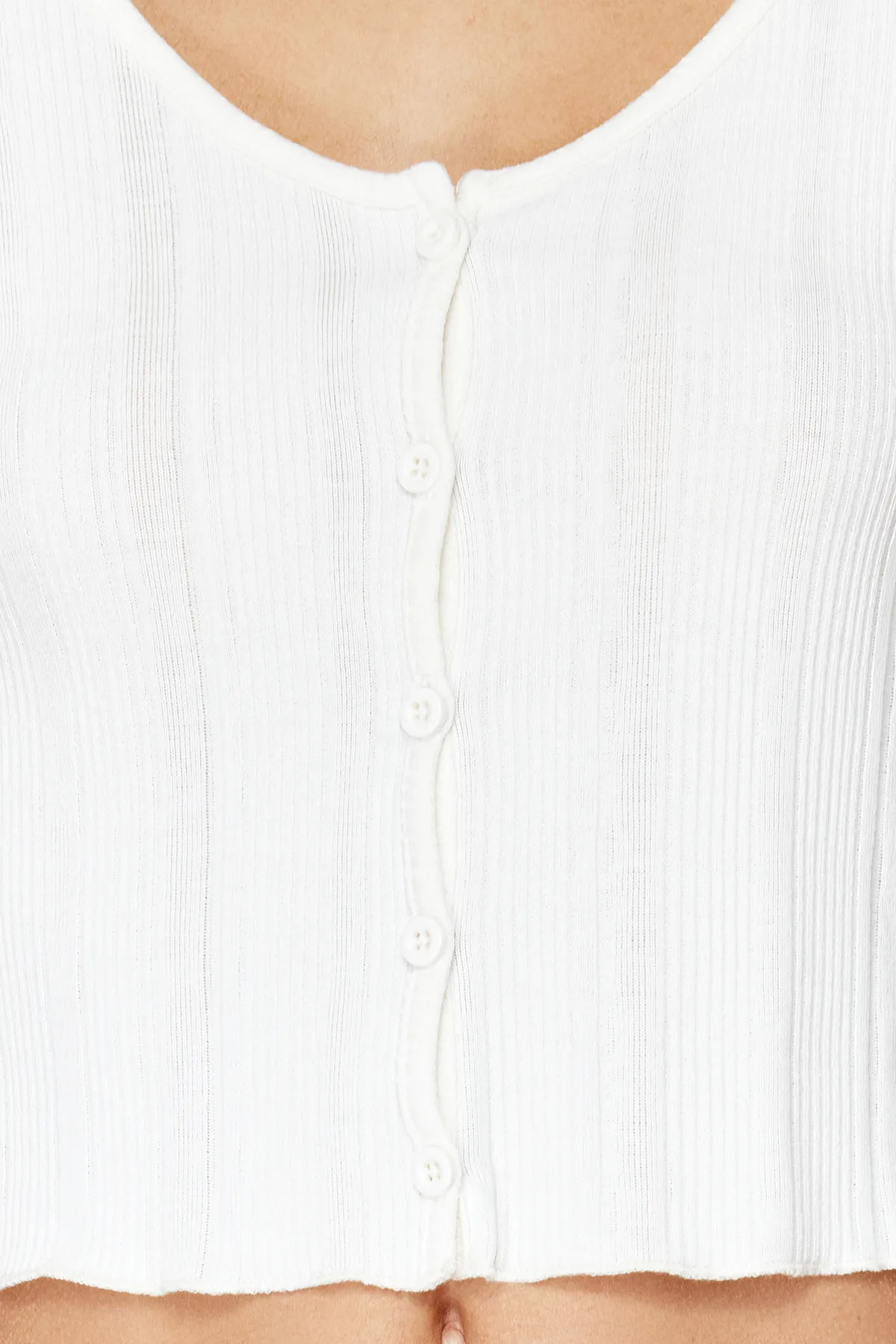 Trendyol Collection  Ecrufarbene, gerippte, flexible Strickbluse mit Knopfleiste und Poolkragen TWOSS24BZ00364