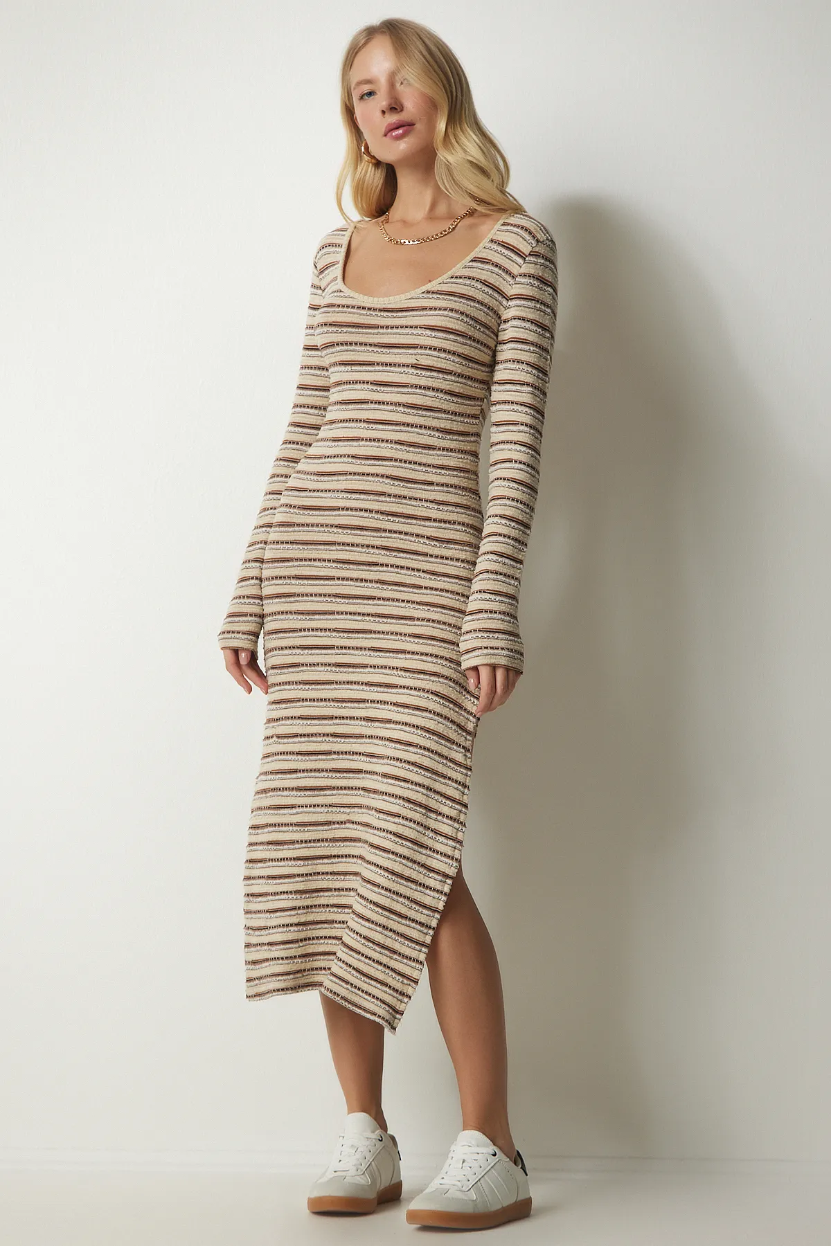 Happiness İstanbul  Beige gestreiftes Strickkleid mit Schlitz für Damen UB00185
