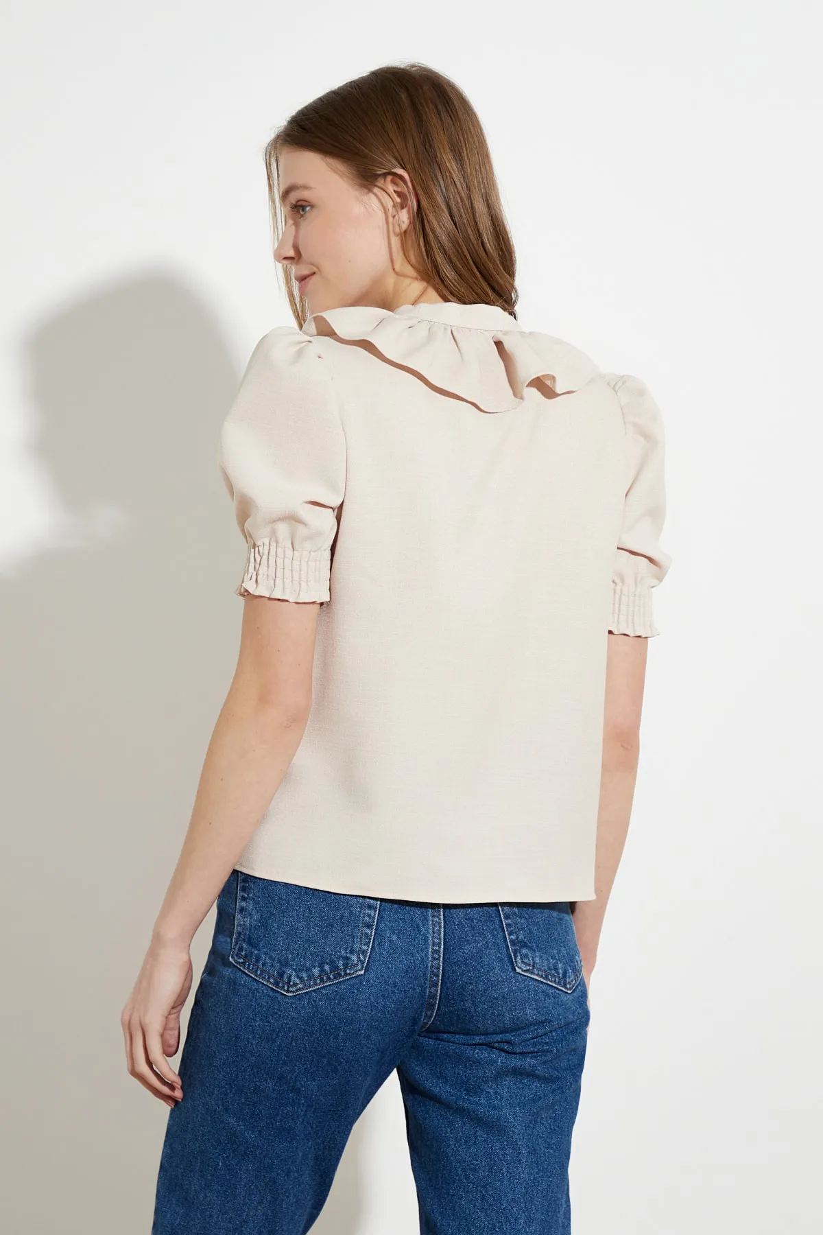 Trendyol Collection  Ecrufarbenes, kurzärmliges, gewebtes Hemd mit Kragen- und Bindedetail, normale Passform TWOSS21GO0125