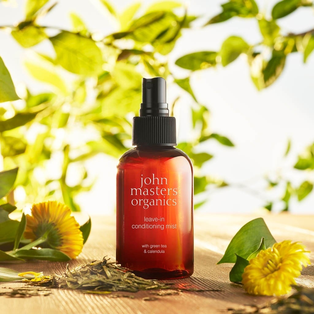 John Masters Organics žaliosios arbatos ir medetkų nenuplaunamas kondicionierius-purškalas