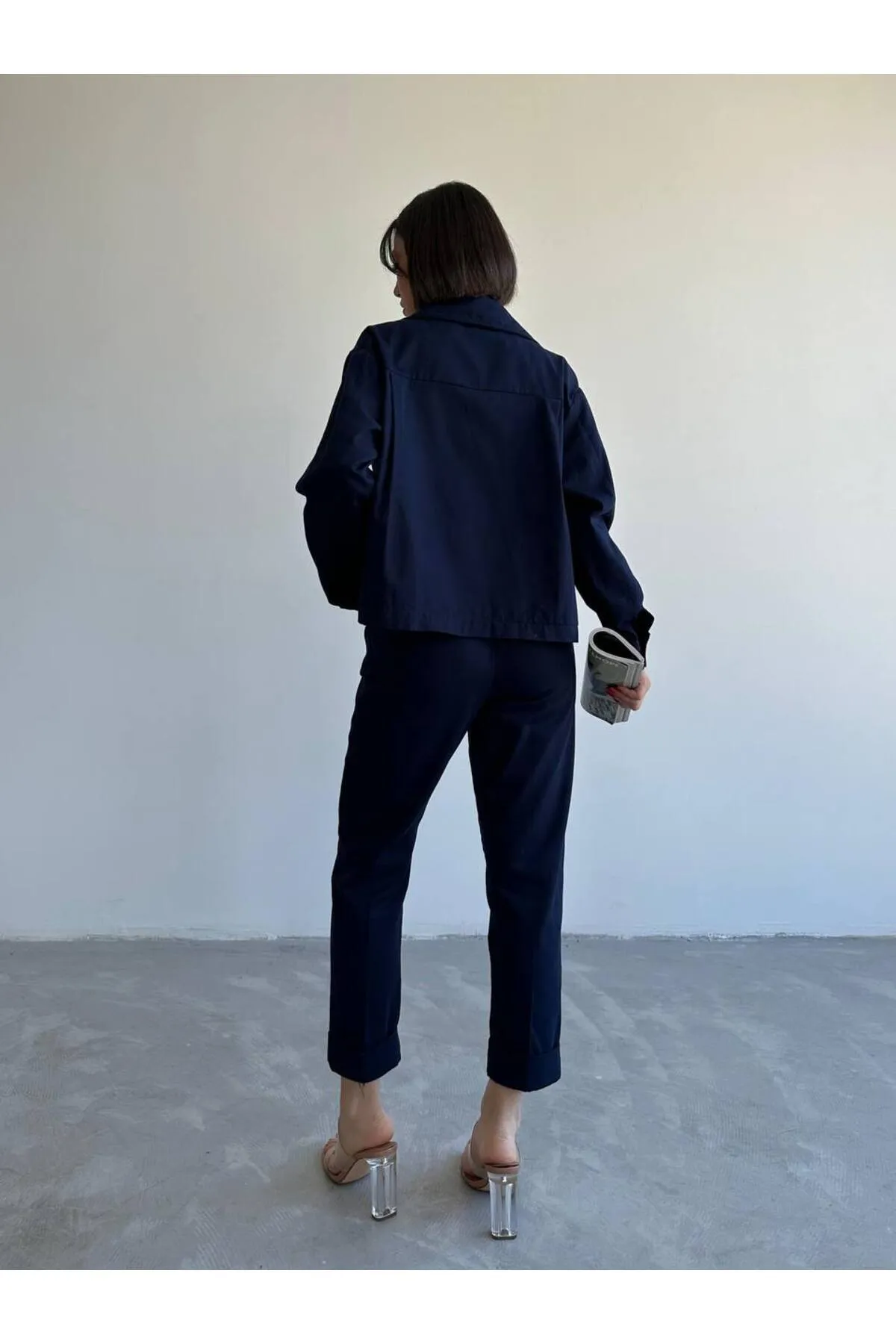 Laluvia  Marineblaues Set aus Hemd und Karottenhose aus Gabardine, 100 % Baumwolle