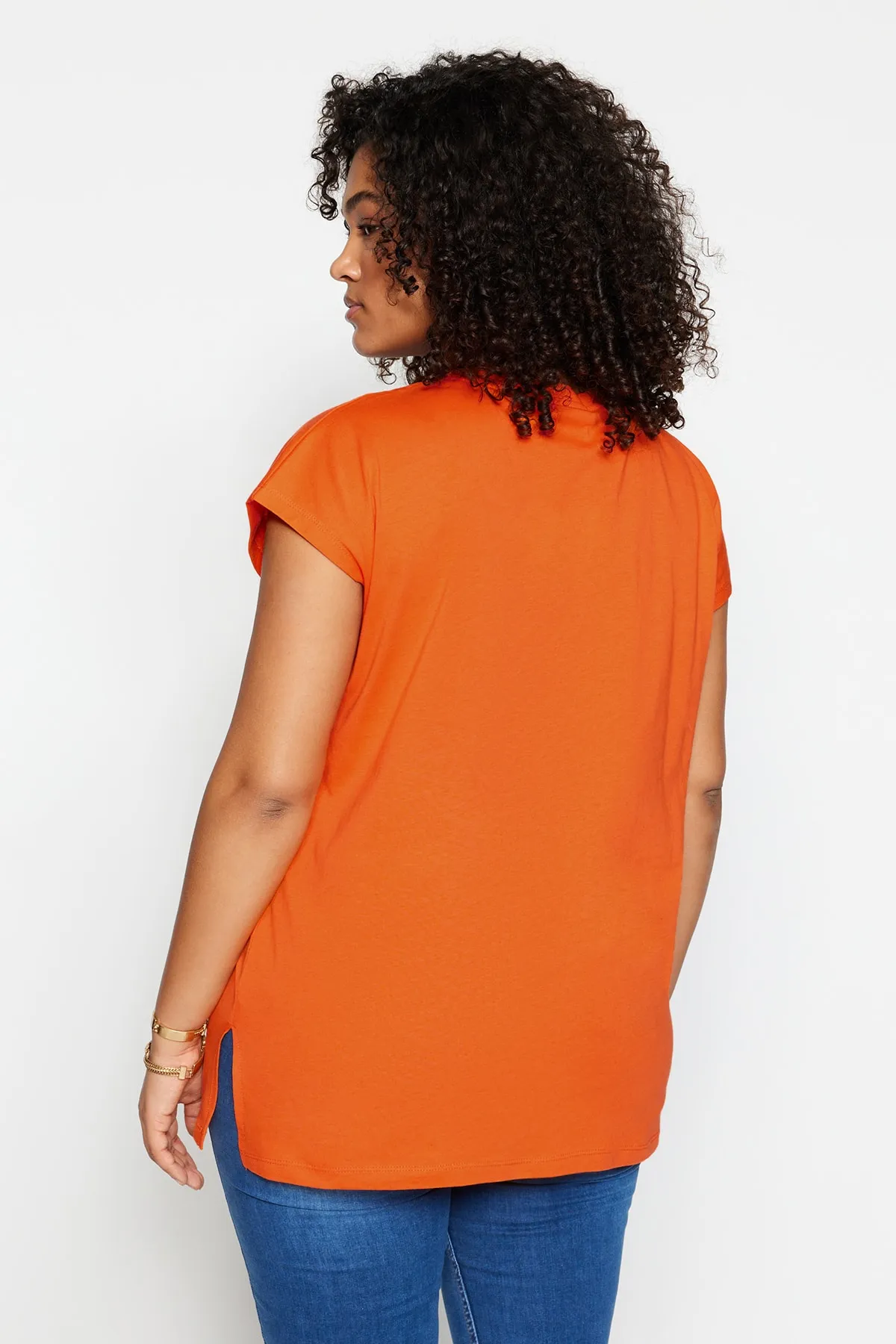 Trendyol Curve  Orangefarbenes Boyfriend-Strick-T-Shirt mit V-Ausschnitt und Schlitz TBBSS22BF0036