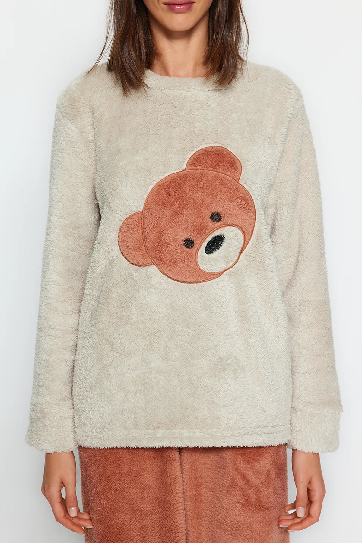 Trendyol Collection  Ecrufarbenes Wellsoft-Pyjama-Set aus T-Shirt und Hose mit Teddybär-Motiv THMAW24PT00188