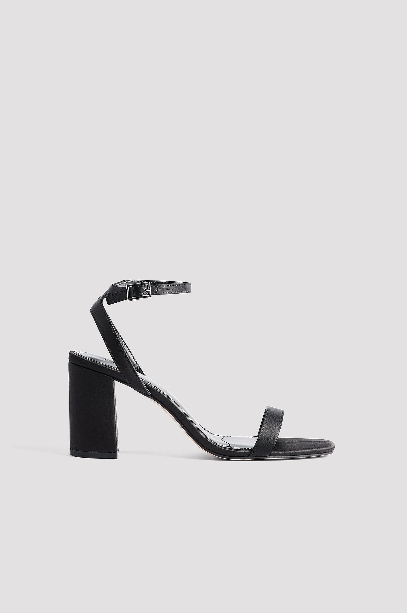 Satin blockabsatz-Sandale