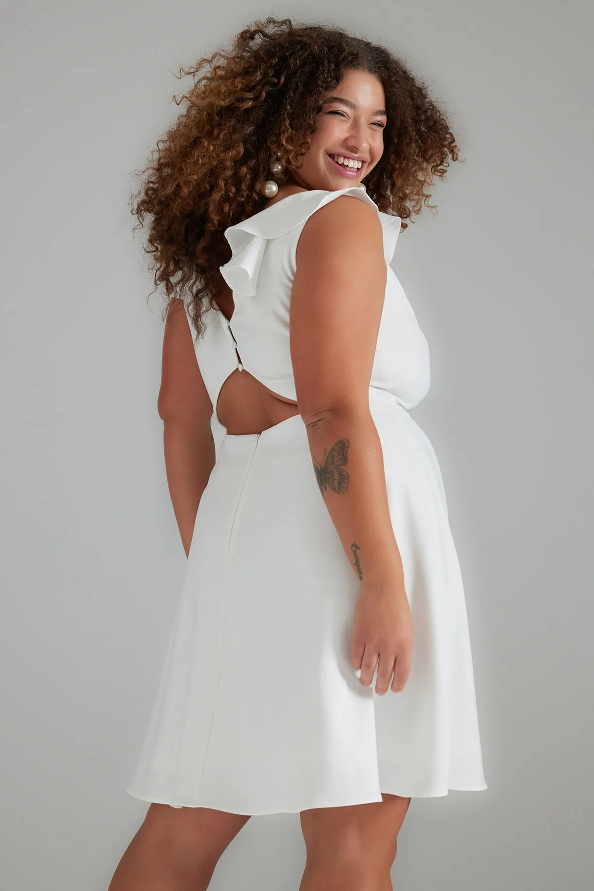 Trendyol Curve  Weißes, gewebtes Minikleid mit Rückendetail TBBSS23AH00226
