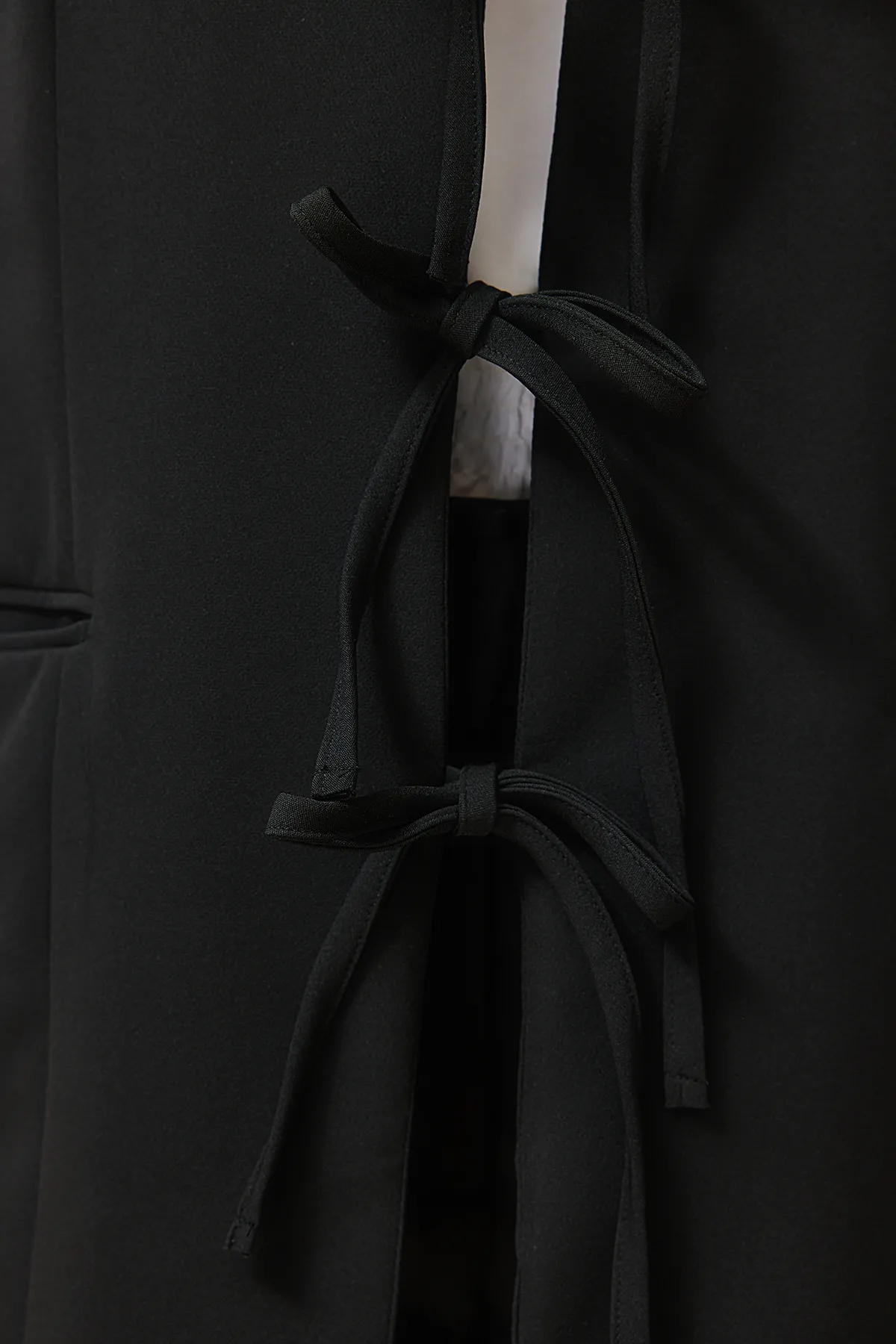 Trendyol Modest  Schwarze gewebte Weste mit Bindeverschluss vorne TCTSS24YL00003