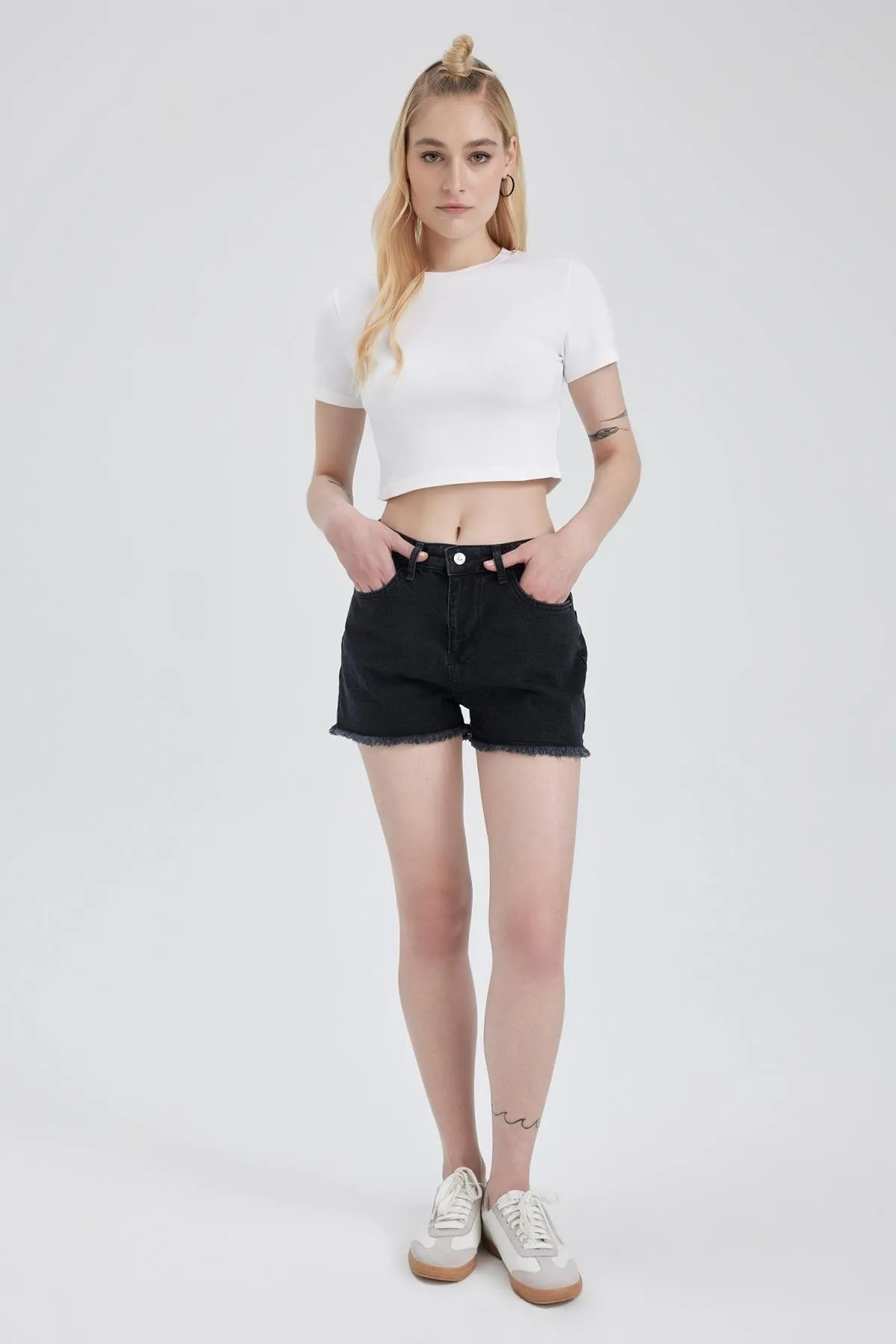 DeFacto  Jeansshorts mit normaler Taille und Cut-Out-Spitze, 100 % Baumwolle, A2602ax23sm