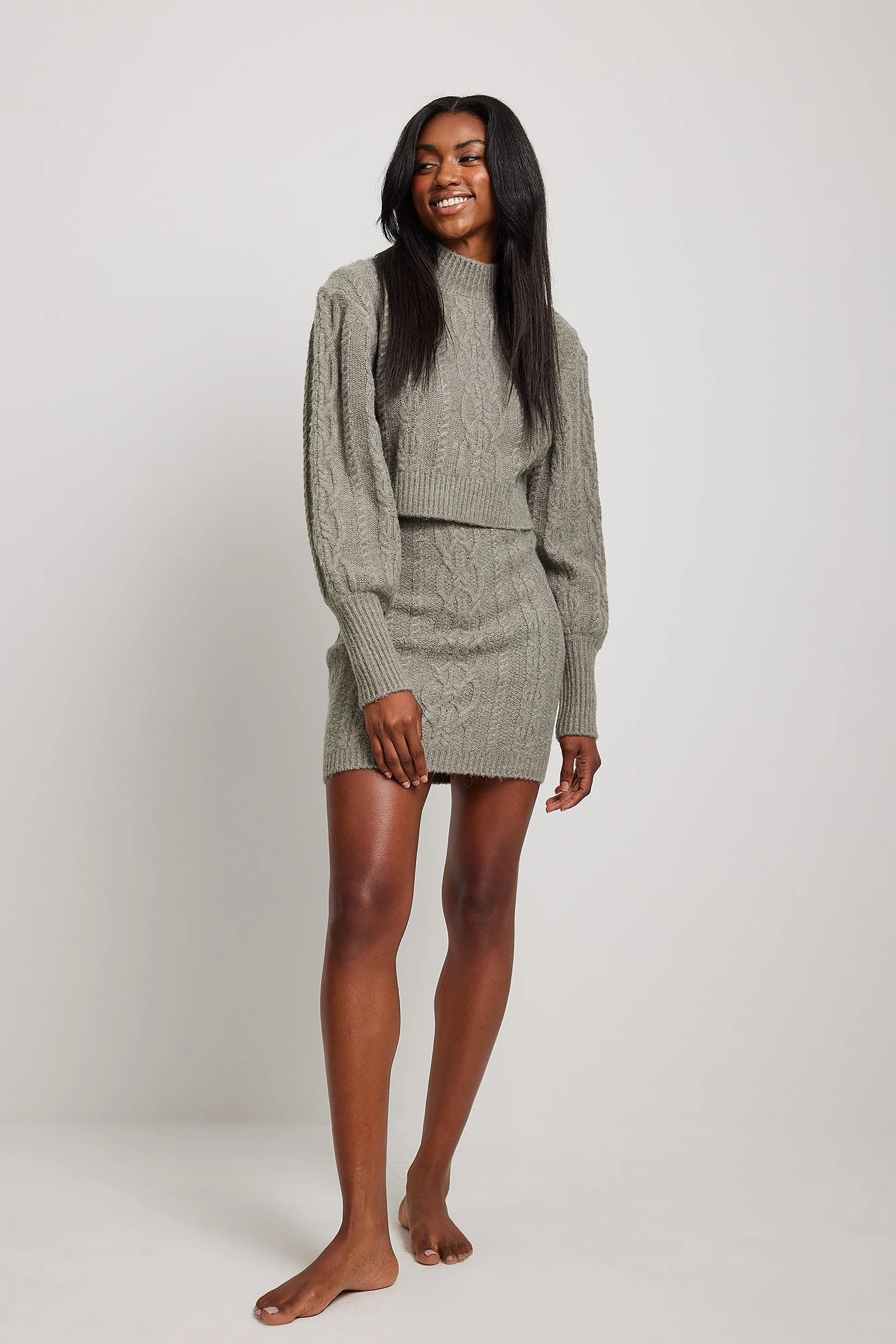 Kurzer Strickpullover mit Zopfmuster