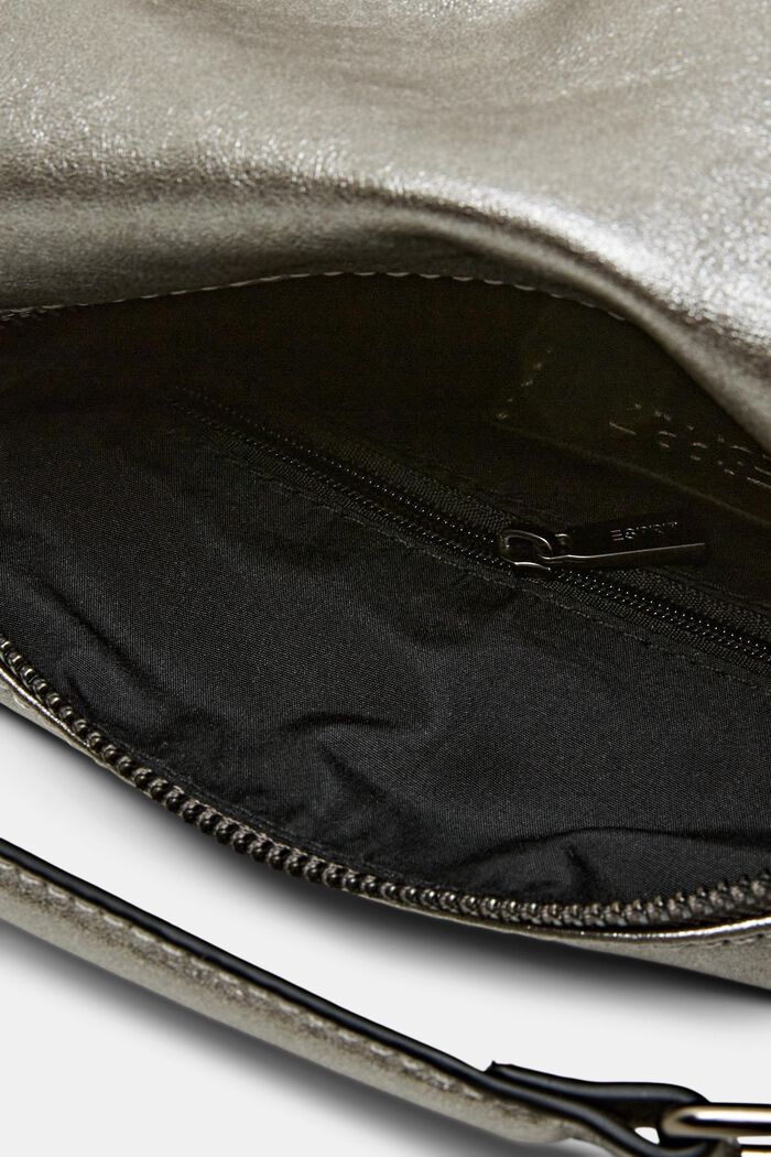 Tasche in Lederoptik im Metallic-Trend