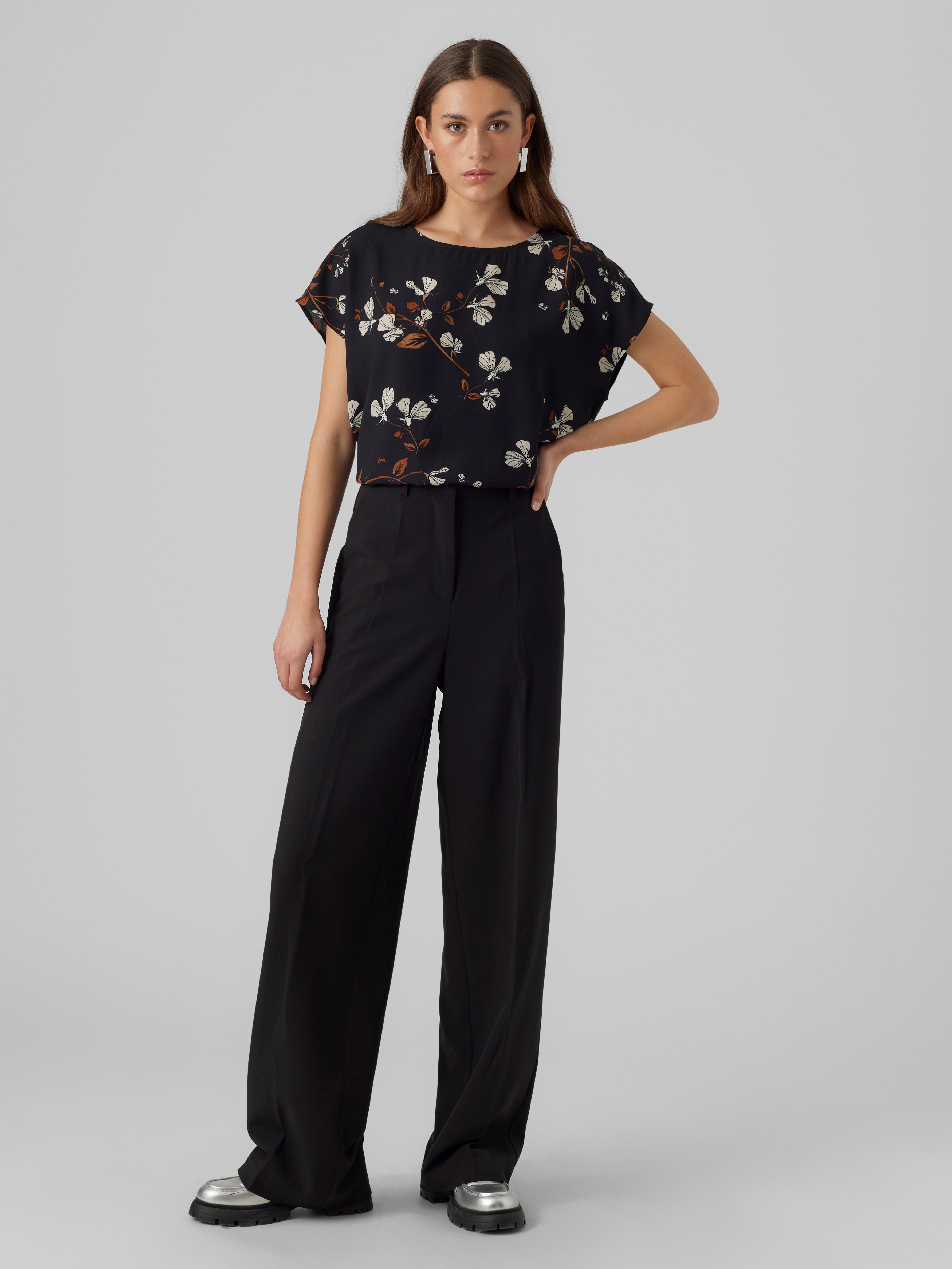 VMNEWHALLIE Top