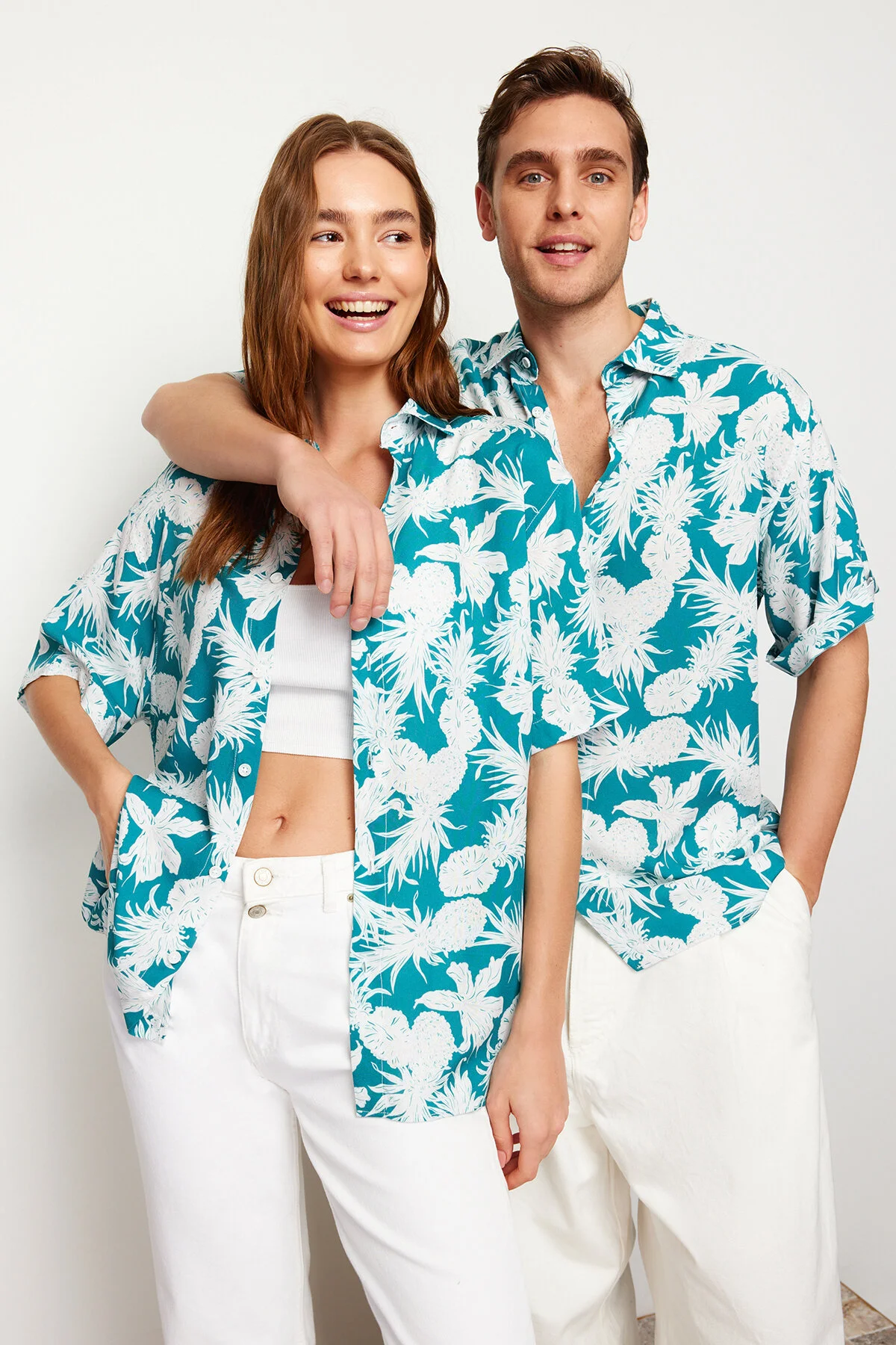 Trendyol Collection  Blaues Unisex-Sommerhemd mit übergroßer Passform und Ananas-Print aus 100 % Viskose, kurzärmlig, fließend, Sommerhemd TMNSS24GO00041