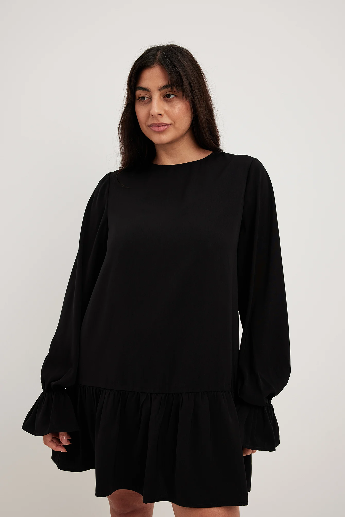 Minikleid mit offenem Rücken und Ärmeldetail