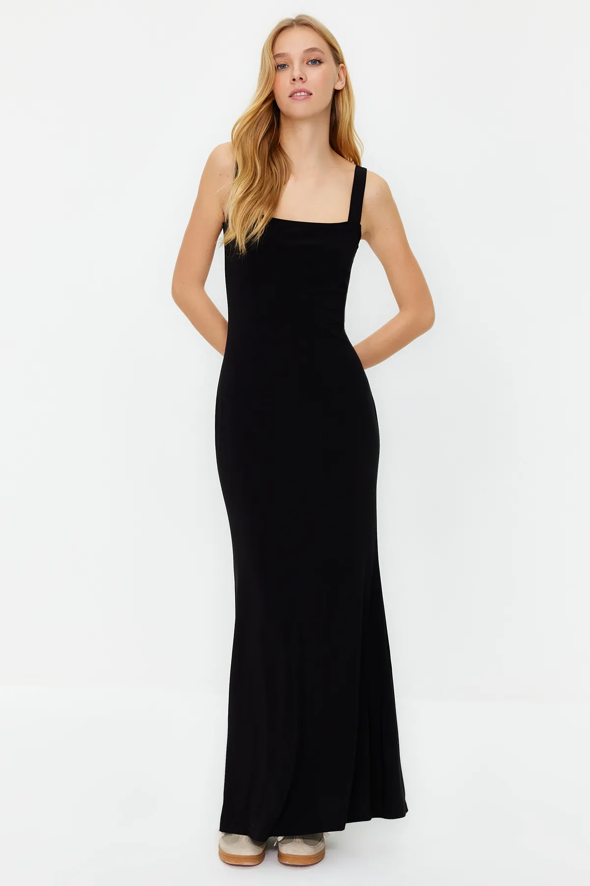 Trendyol Collection  Schwarzes, figurbetontes/figurbetontes Maxi-Bleistiftkleid aus flexiblem Strick mit dicken Trägern TWOSS24EL00137