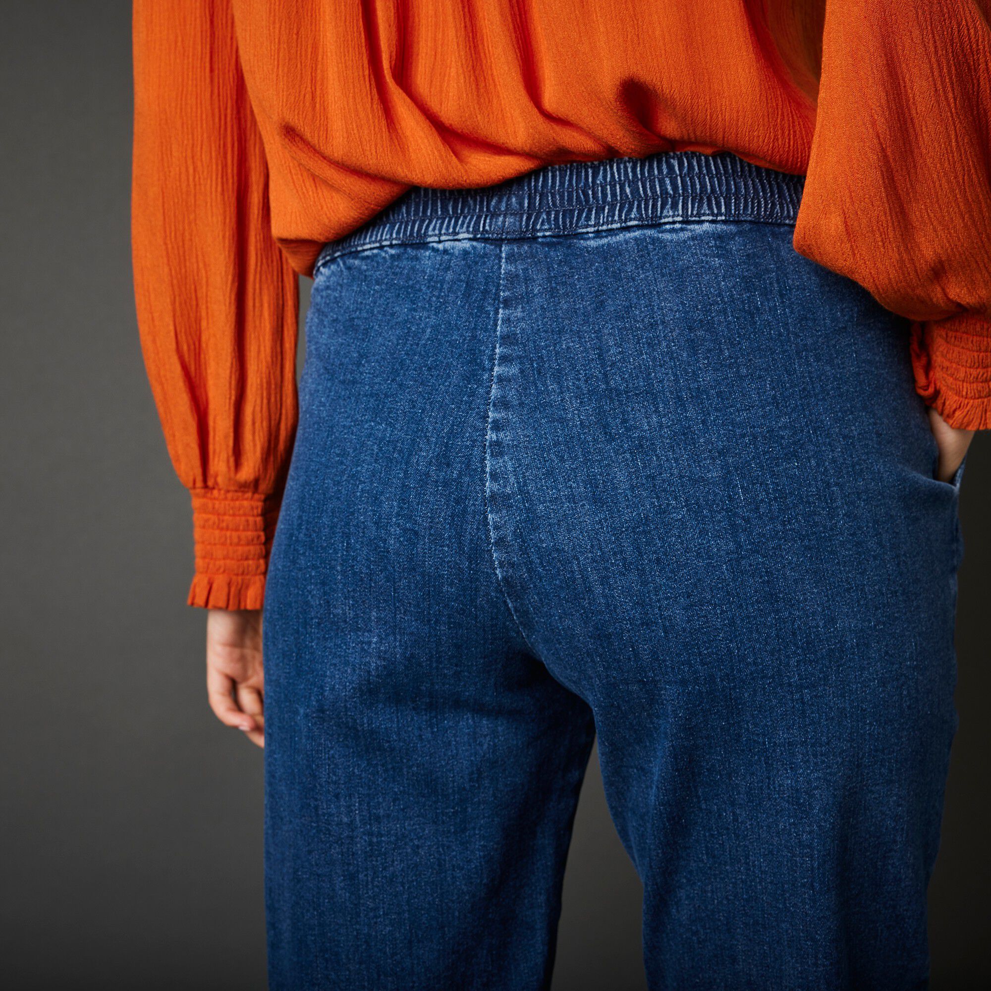 Jean bas resserré, taille élastiquée