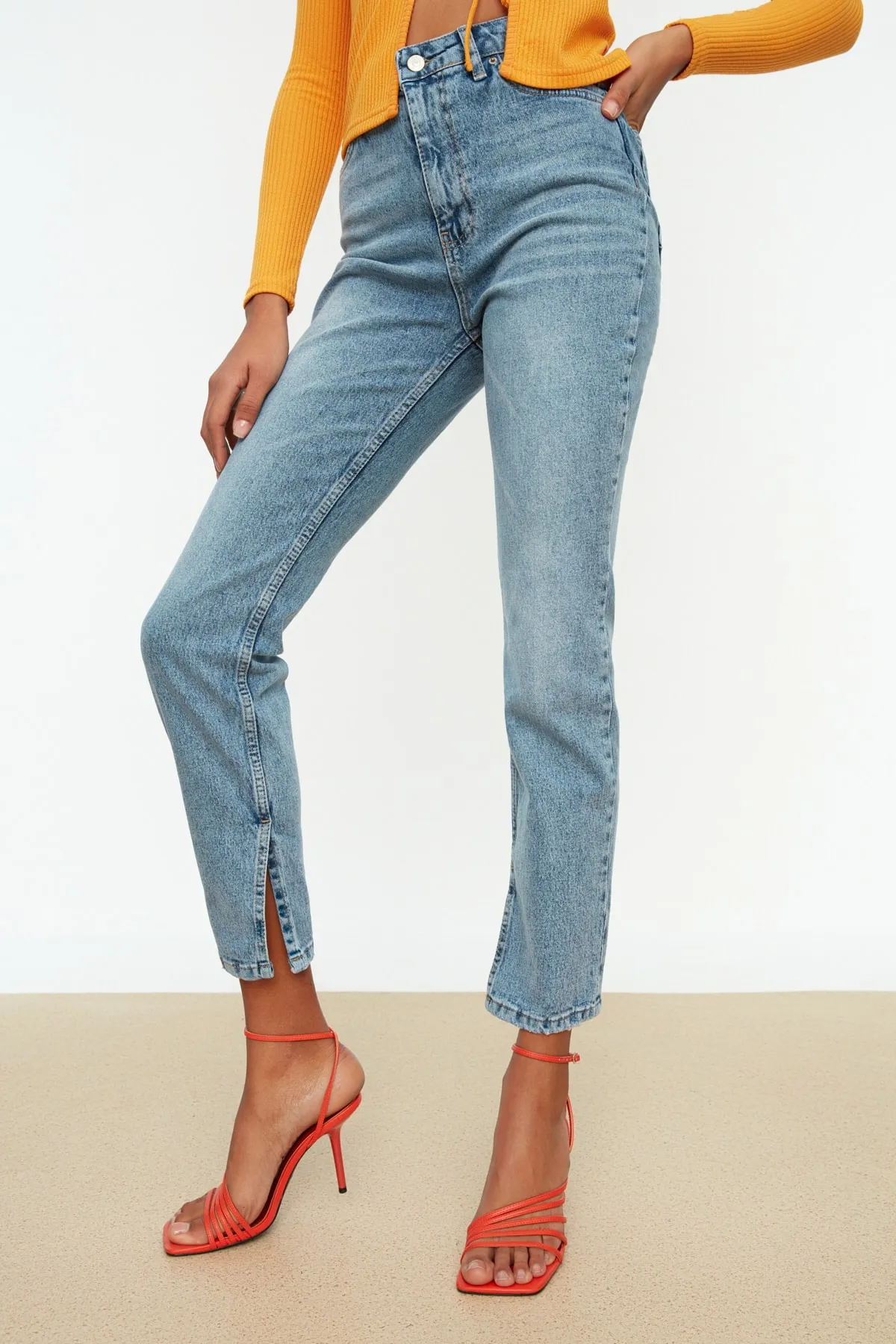 Trendyol Collection  Blaue Jeans mit Schlitz und hoher Taille, gerader Schnitt, TWOSS22JE0430