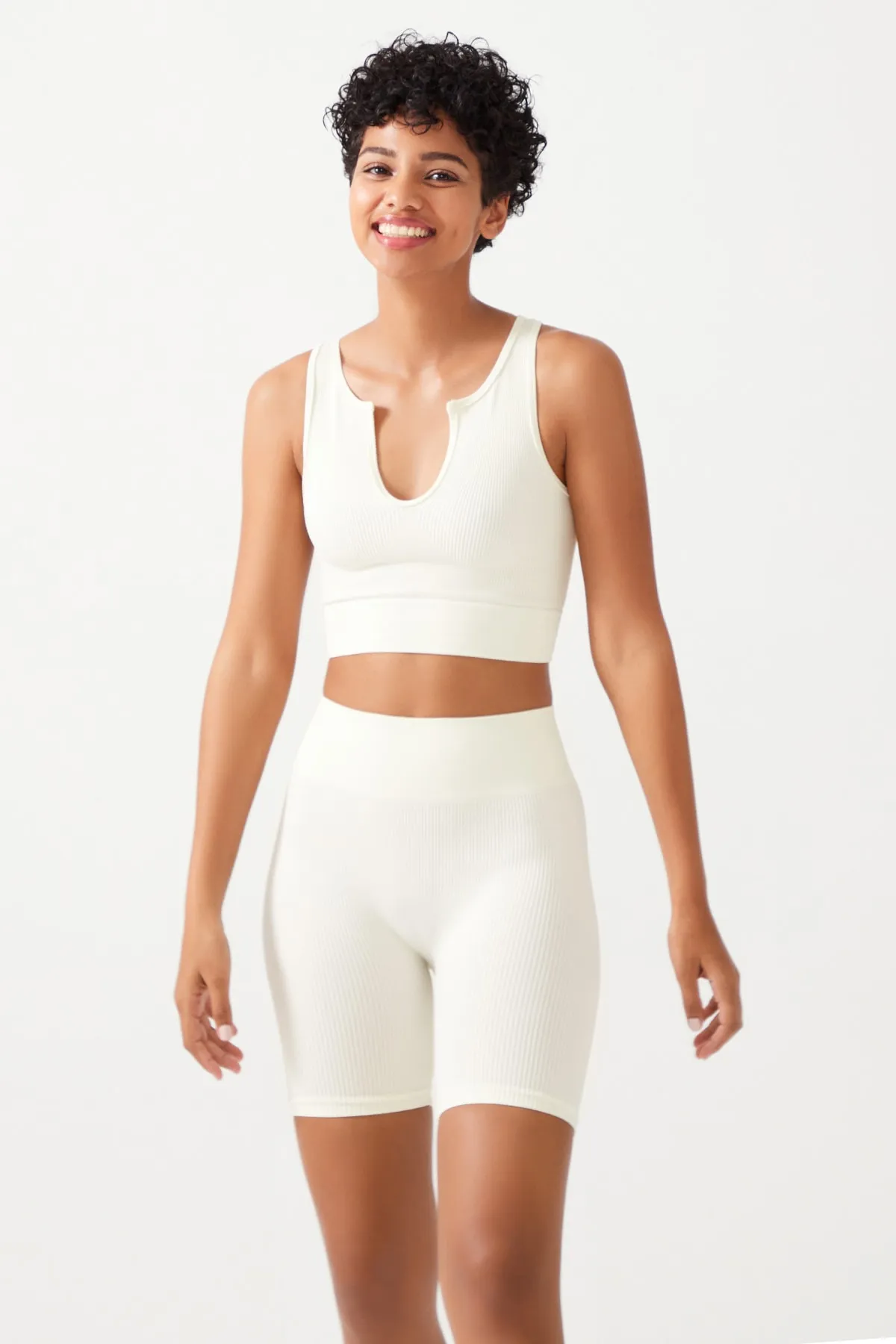 LOS OJOS  Ecrufarbene, gerippte, kurze Sport-Leggings mit hoher Taille und geripptem Biker-Motiv für Damen
