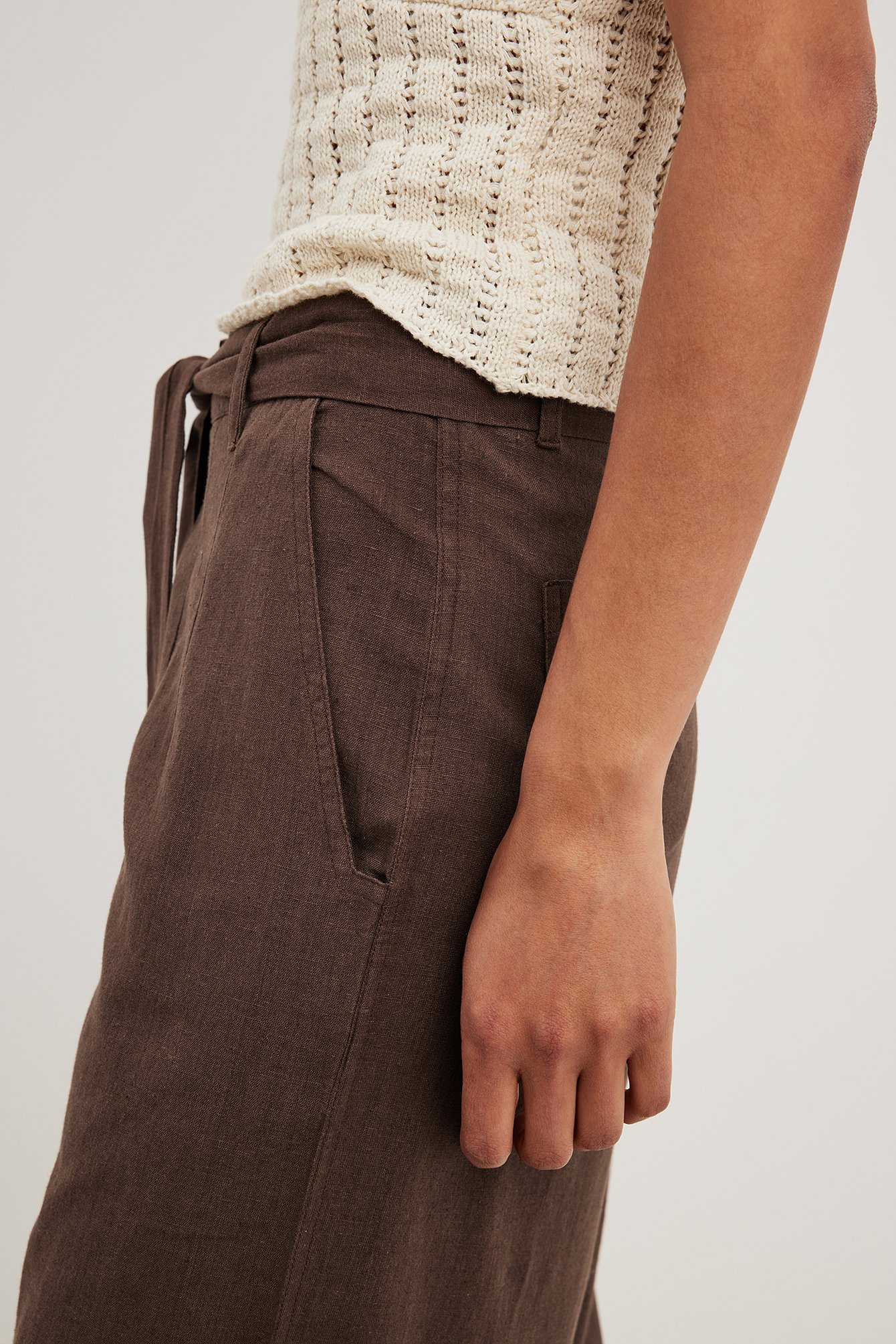 Hose mit weiten Beinen und geschnürter Taille