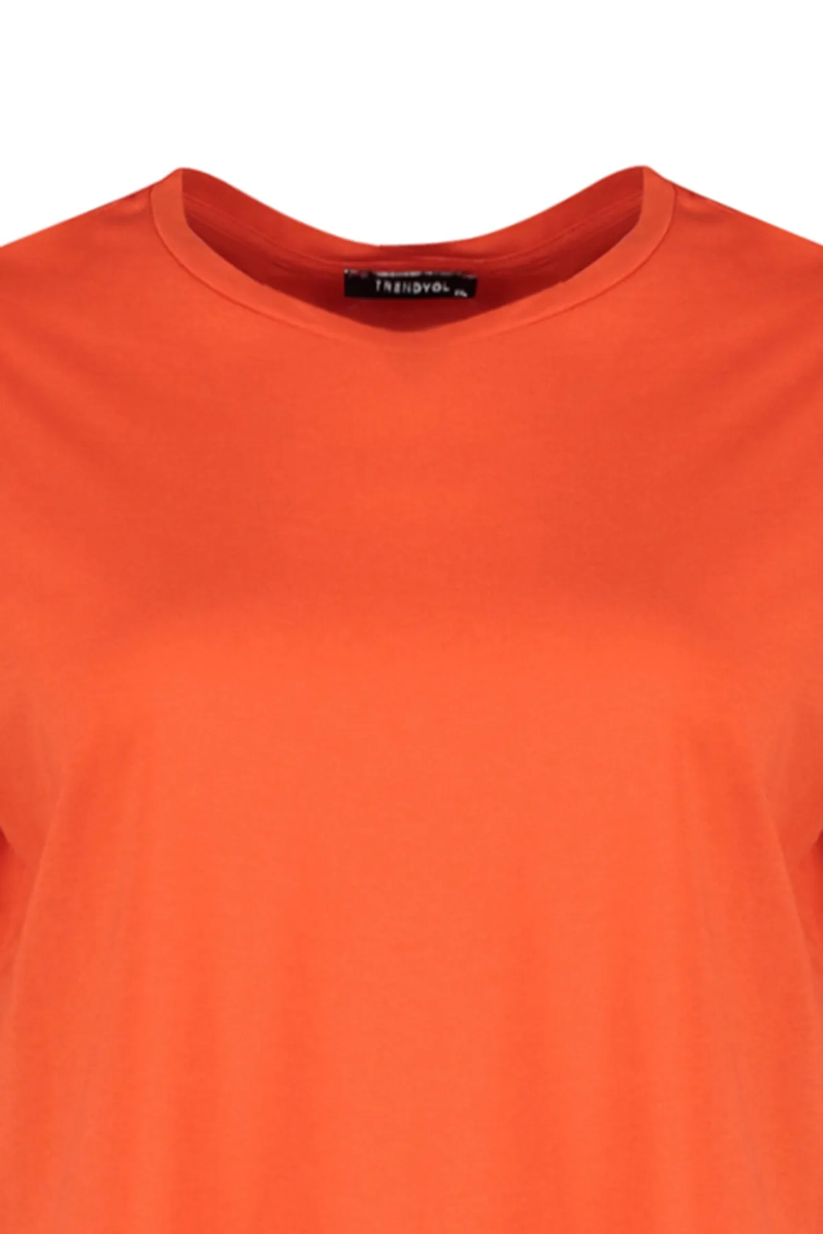 Trendyol Curve  Rotes Boyfriend-Strick-T-Shirt mit Rundhalsausschnitt und Schlitz TBBSS22BF0031