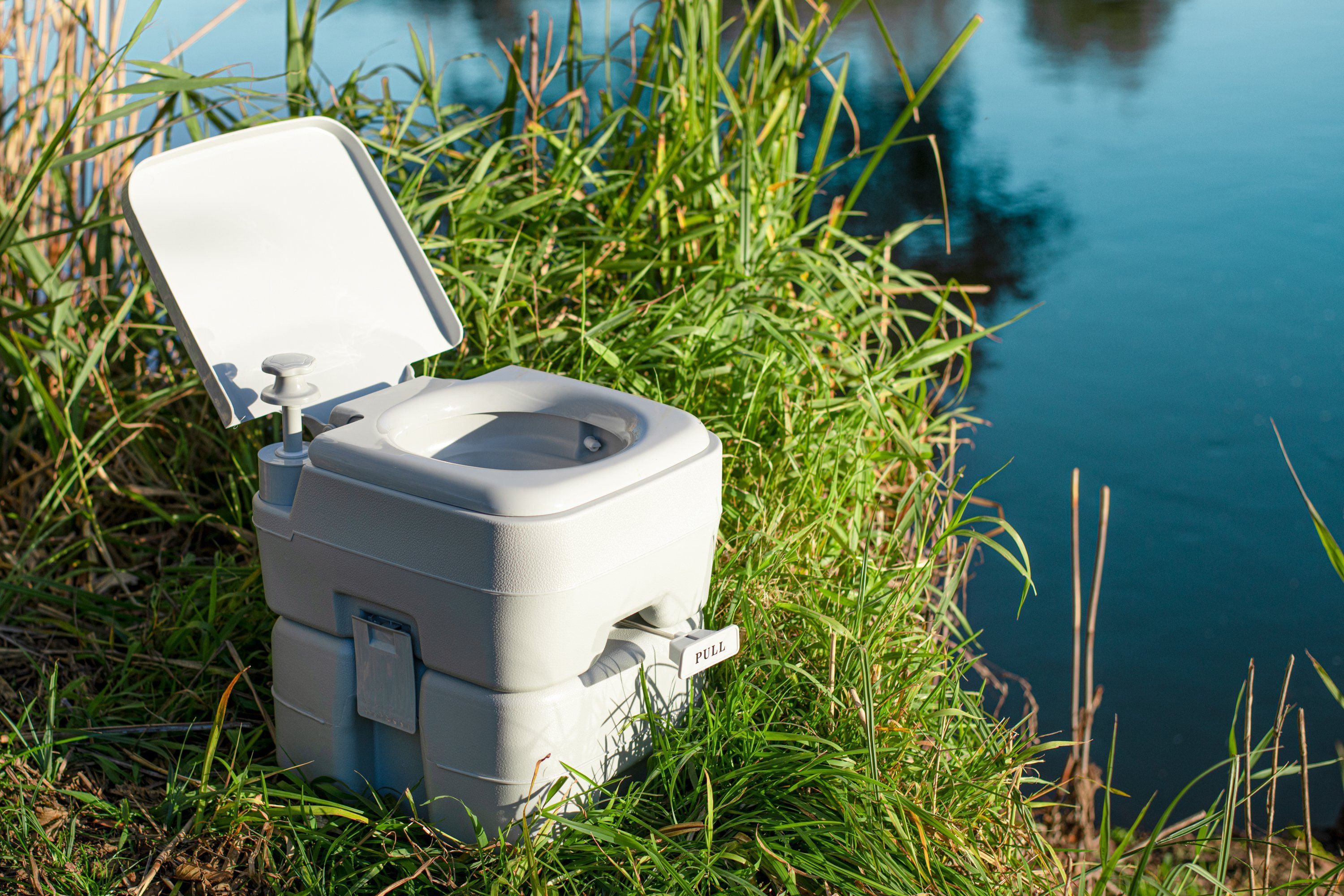 JUNG Campingtoilette CAMRY CR1035 Campingtoilette ohne Chemie 13L Spülwassertank bis 115kg, (ideal auch für die Versorgung Bewegungseinschränkter Personen, Mobiles WC, Toilet für Camping, Festivals, Notfälle, Tragbare Toilette), 20L Behälter mit Stop