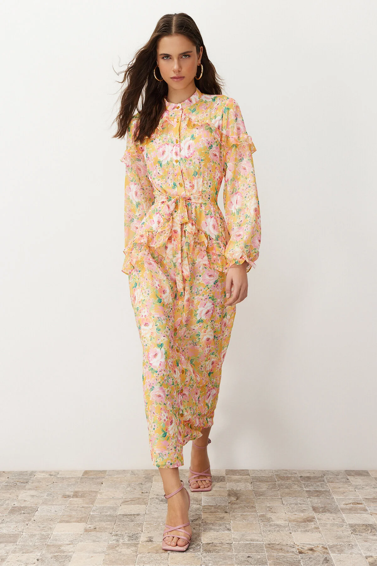 Trendyol Modest  Orangefarbenes, gefüttertes Kleid aus gewebtem Chiffon mit Blumenmuster und Rüschendetail TCTSS24EB00003