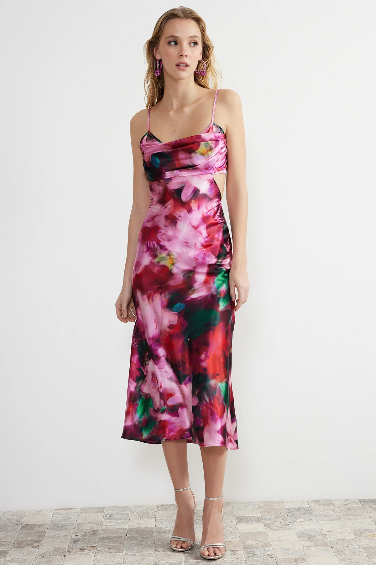 Trendyol Collection  Stilvolles Abendkleid aus gewebtem Satin mit Blumenmuster - Rosa und farbenfroh, TPRSS23EL00305