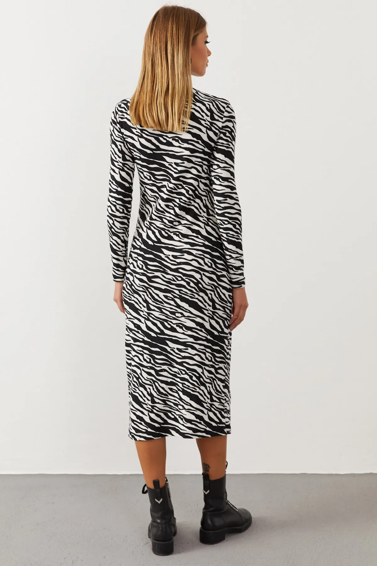 Cool & Sexy  Schwarz-weißes Damenkleid mit doppeltem Schlitz und Zebramuster EY1066