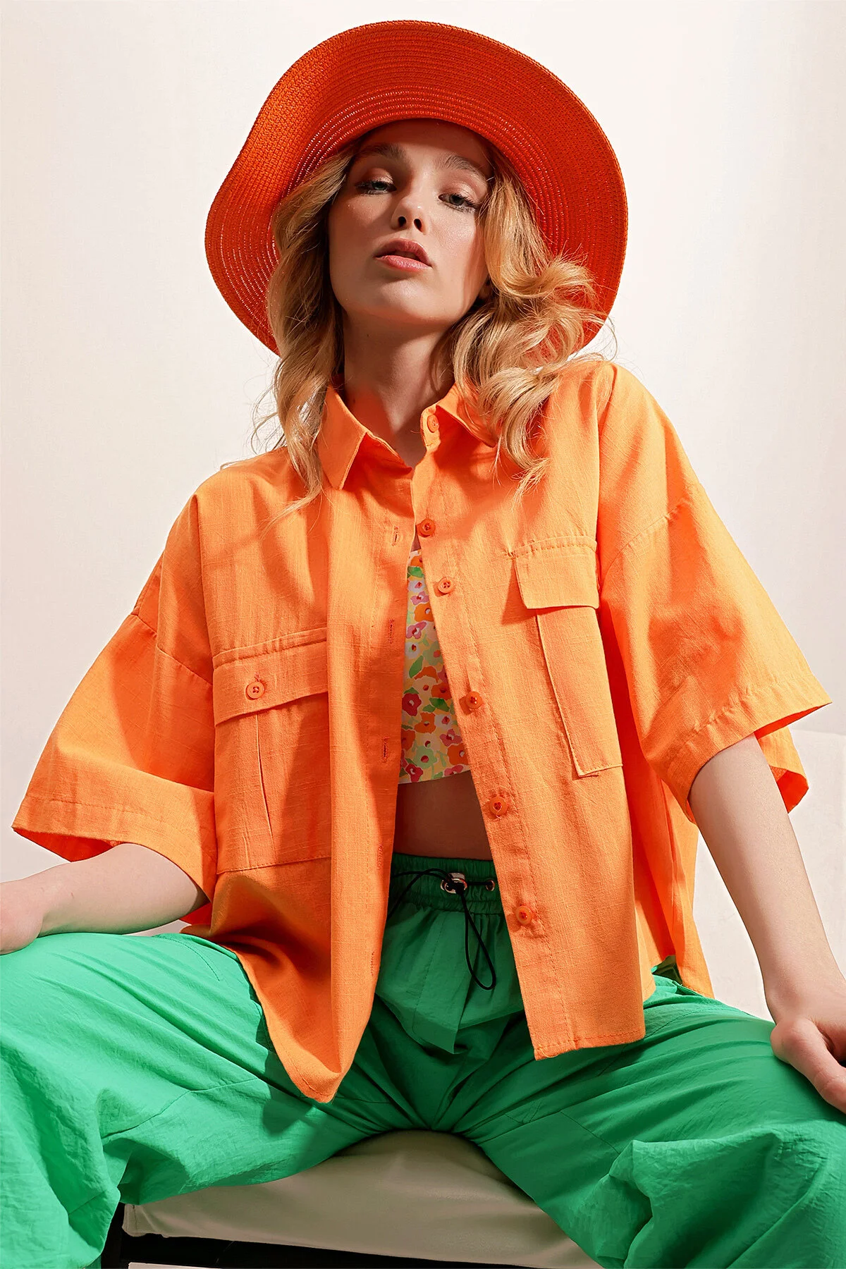 Trend Alaçatı Stili  Orangefarbenes Leinenhemd mit halblangen Ärmeln und zwei Taschen für Damen ALC-X9991