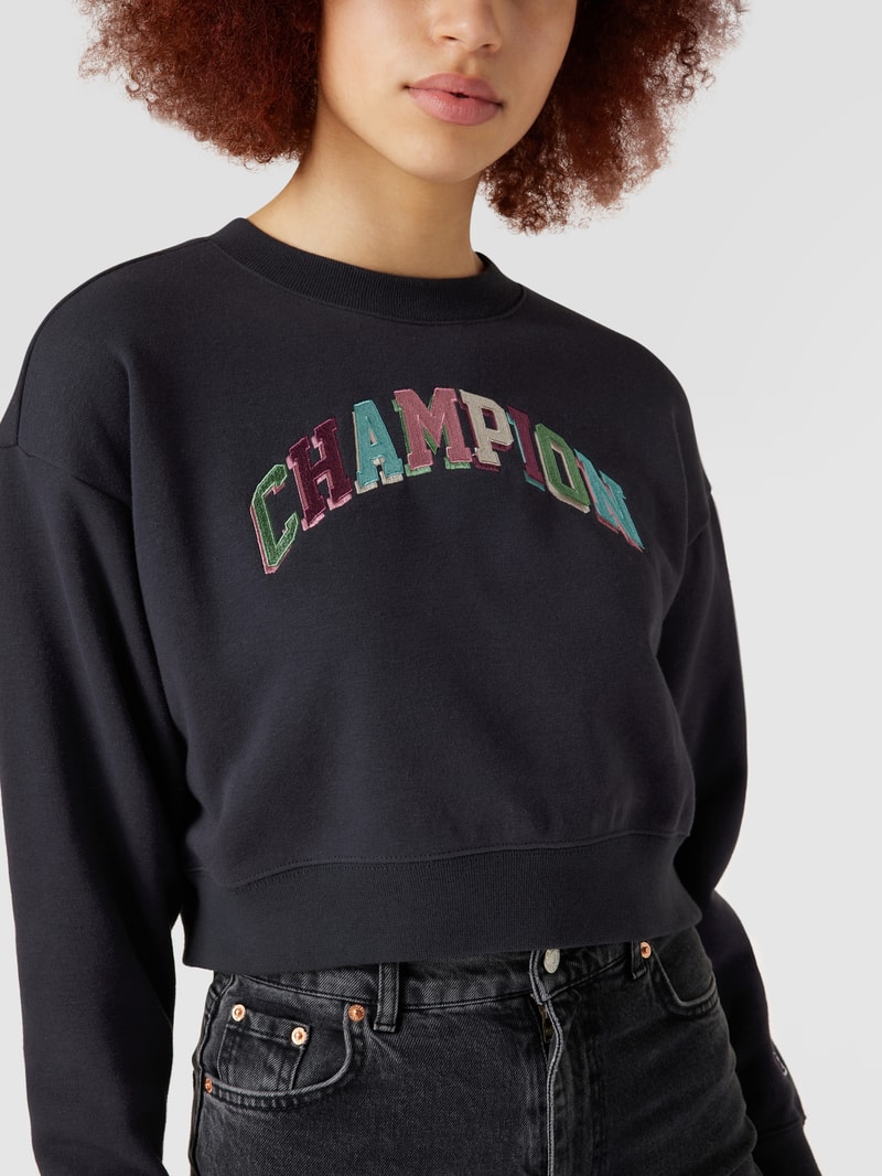 Cropped Sweatshirt mit Label-Schriftzug in Glanz-Optik in schwarz