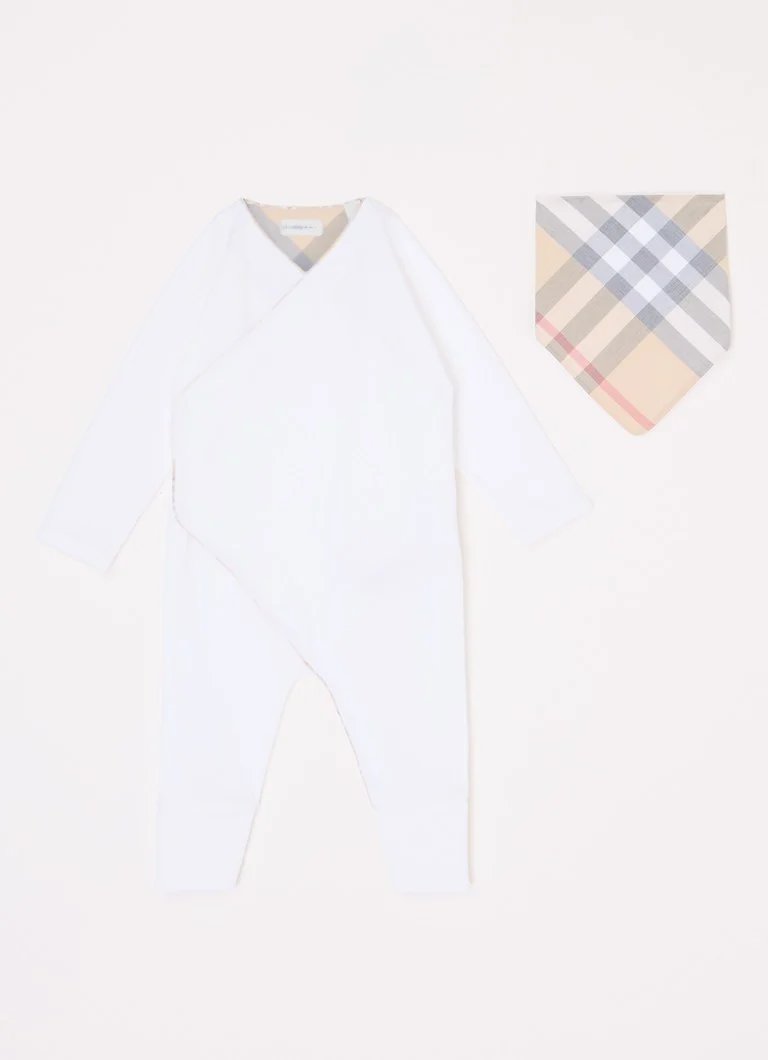 Set per neonati Burberry Rizzo, composto da body e bavaglino, presentato in una confezione regalo.