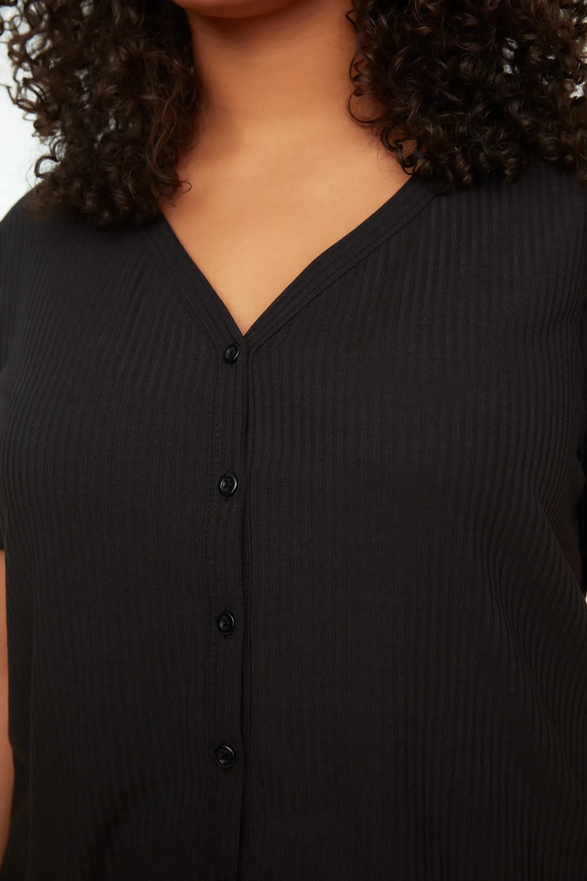 Trendyol Curve  Schwarzes Pyjama-Set aus Strick mit V-Ausschnitt und Knöpfen TBBSS22PT0215