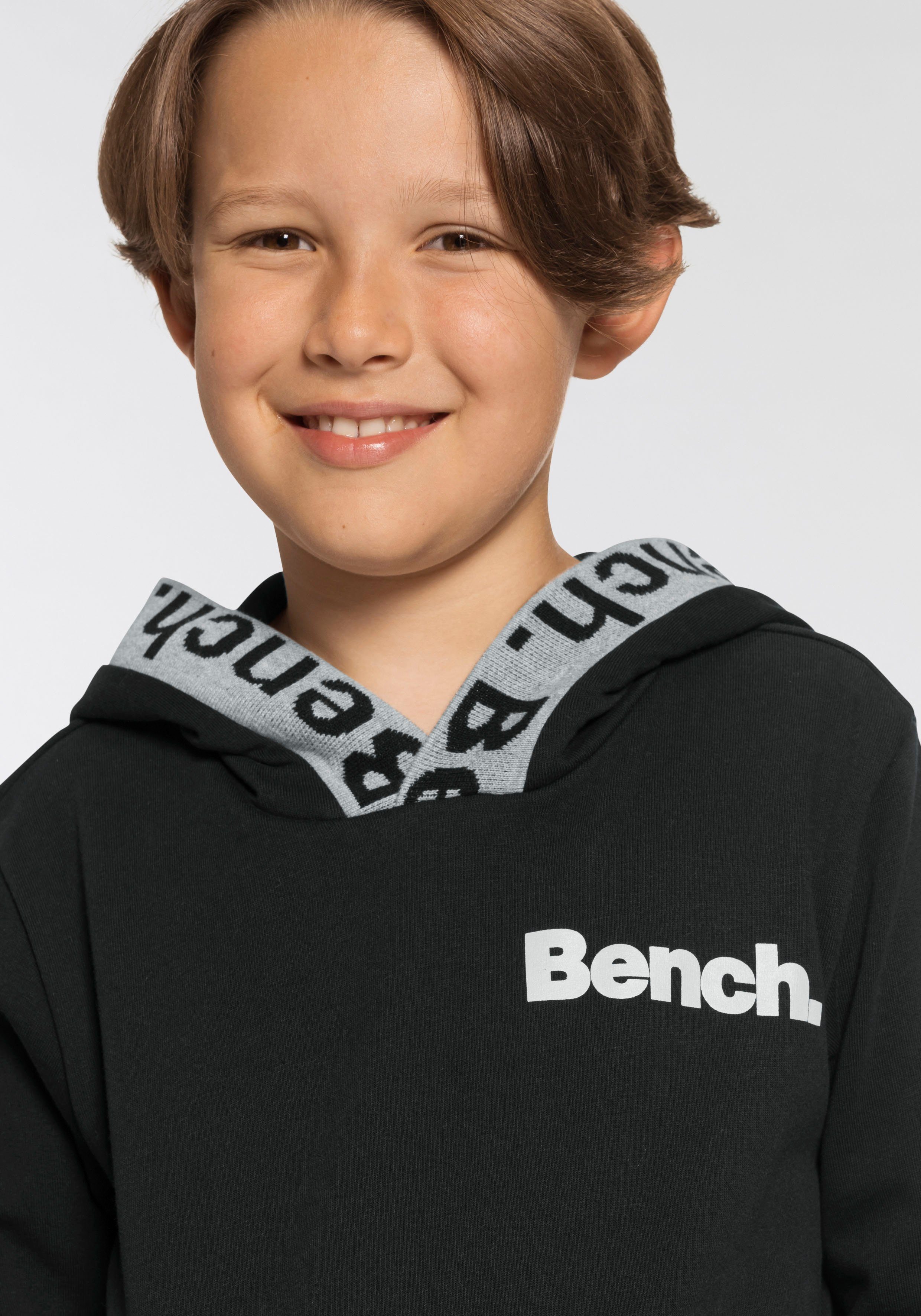 Bench. Kapuzensweatshirt mit reflektierenden Drucken