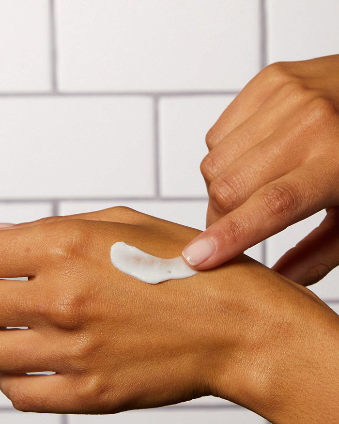 Huile crémeuse protectrice pour la peau à base d'avoine colloïdale, soulageant l'eczéma