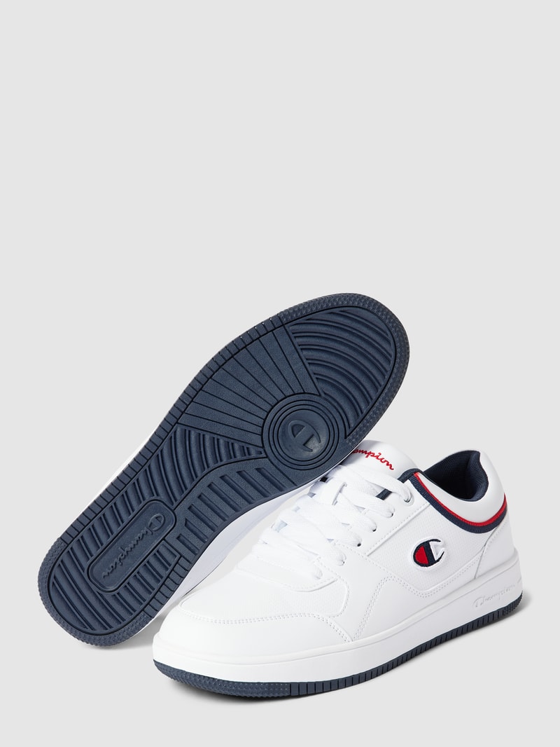 Sneaker mit Label-Detail in weiß