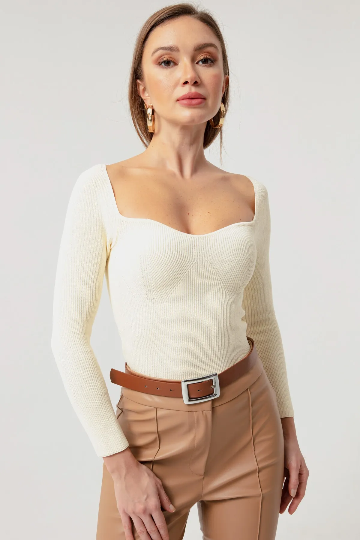 Lafaba  Cremefarbener gerippter Strickpullover für Damen mit herzförmigem Ausschnitt
