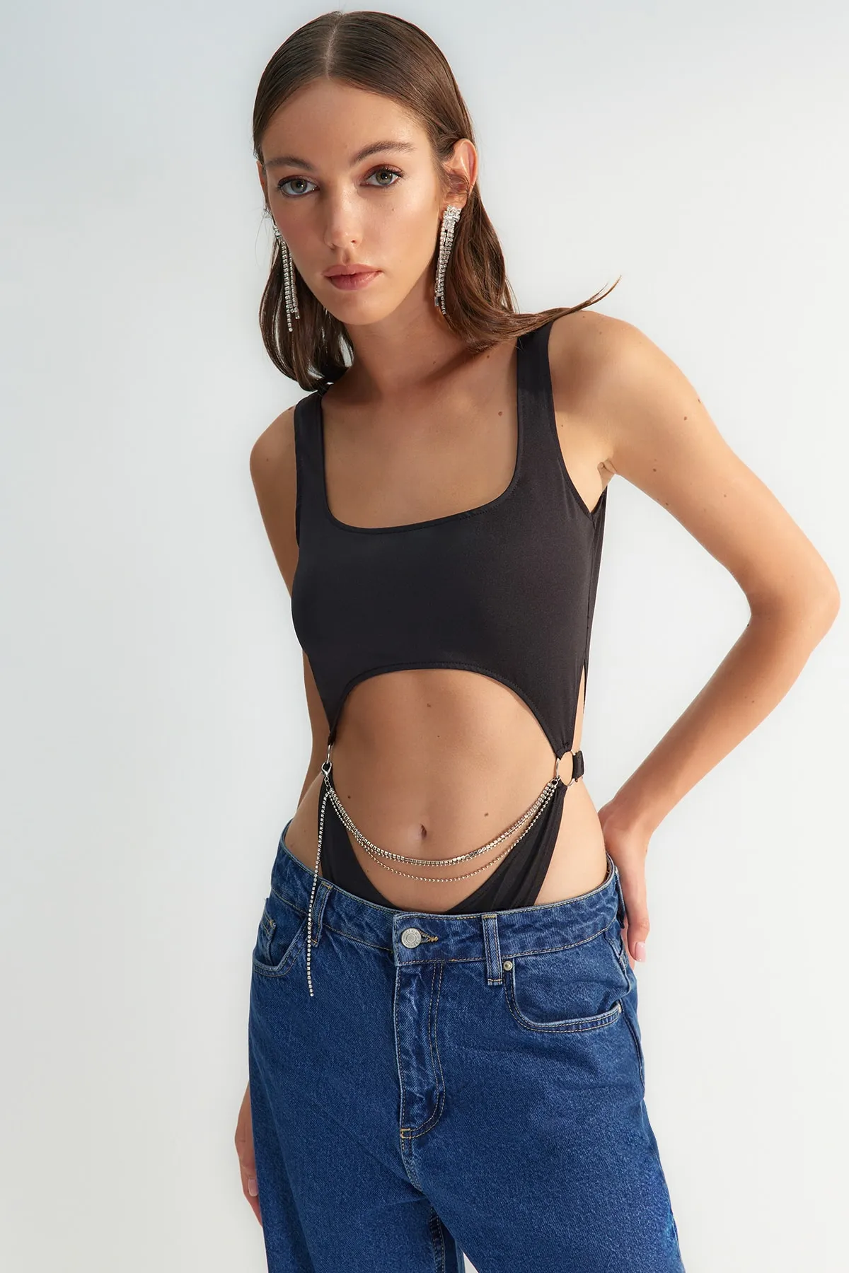 Trendyol Collection  X Zeynep Tosun Schwarzer Body mit hohem Beinausschnitt und Kettendetail TCLSS23BD00004