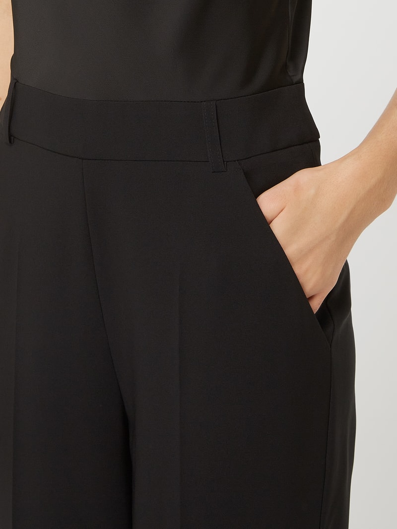 Jumpsuit mit Wasserfall-Ausschnitt in schwarz