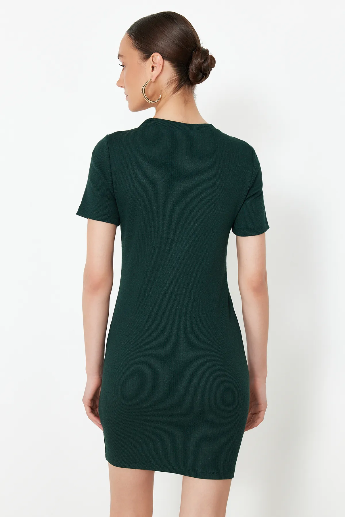 Trendyol Collection  Smaragdgrünes, figurbetontes Mini-Bleistiftkleid aus geripptem Strick mit Rundhalsausschnitt TWOSS19AD0053