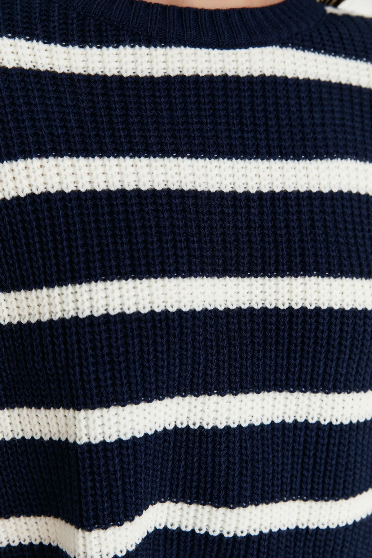 Trendyol Collection  Marineblauer kurzer Basic-Strickpullover mit Streifen TWOAW23KZ00390