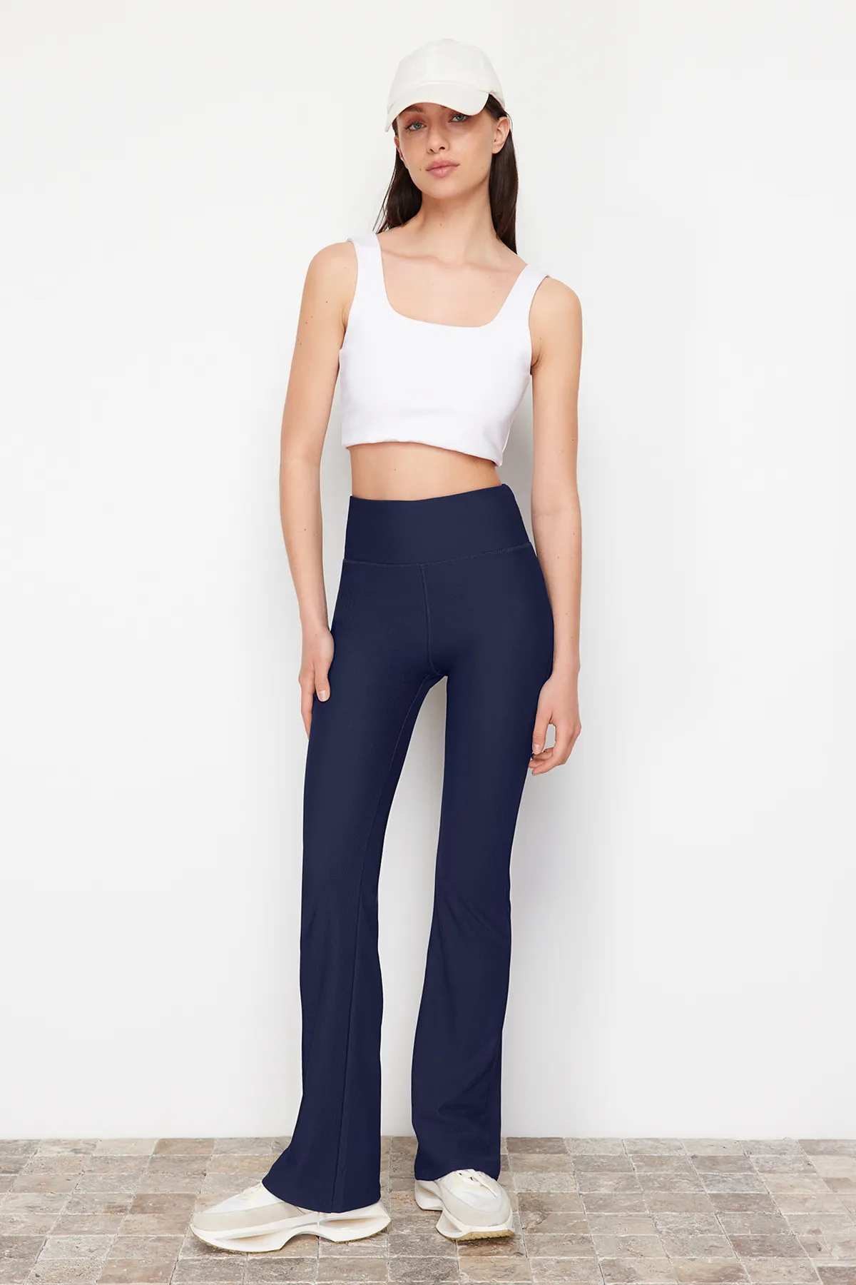 Trendyol Collection  Dunkelmarineblaue gerippte Yoga-Strick-Sportstrumpfhose mit spanischem Bein TWOAW23TY00011