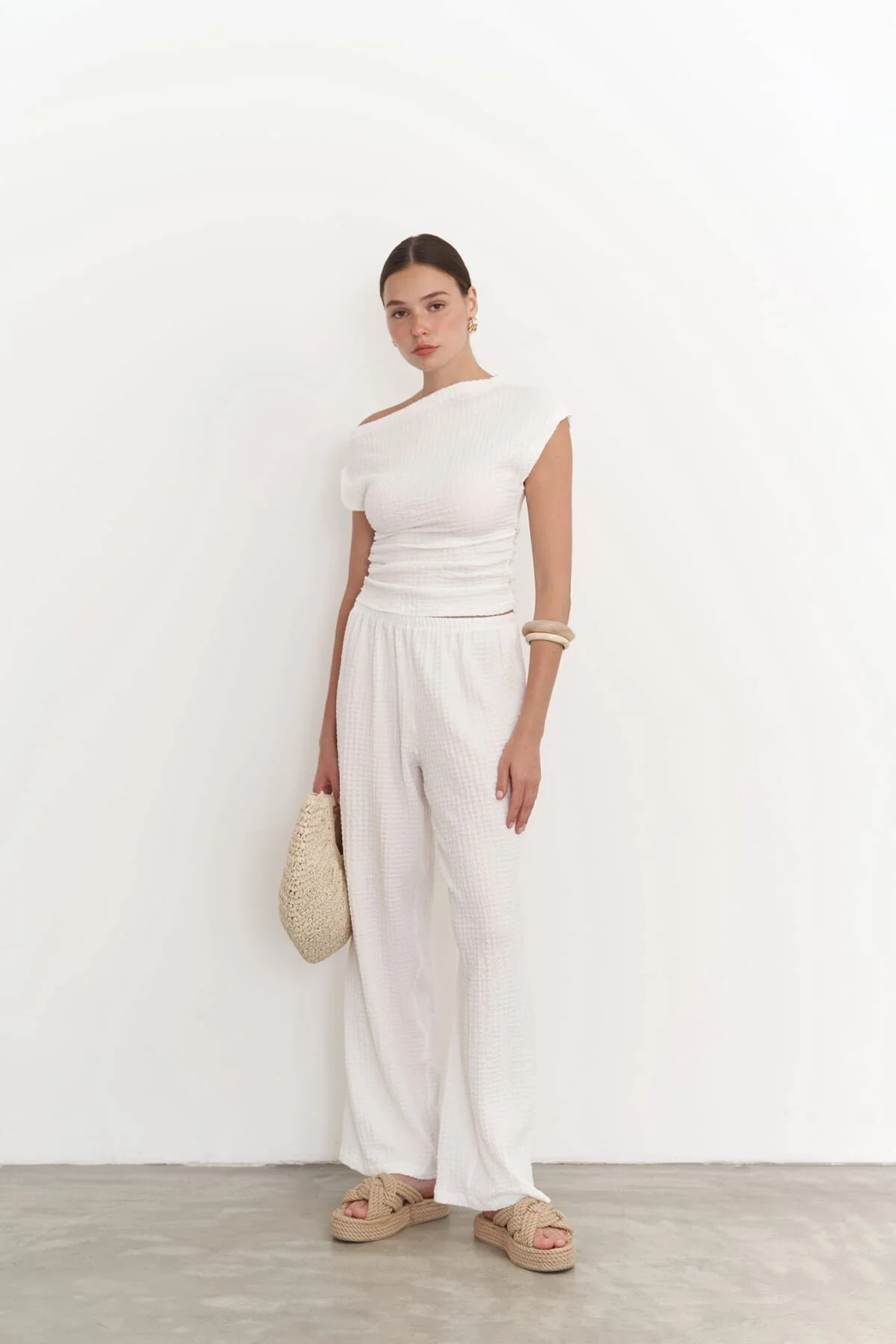 MAİ COLLECTİON  Sona – Weißes, asymmetrisches Blusen-Hosen-Set