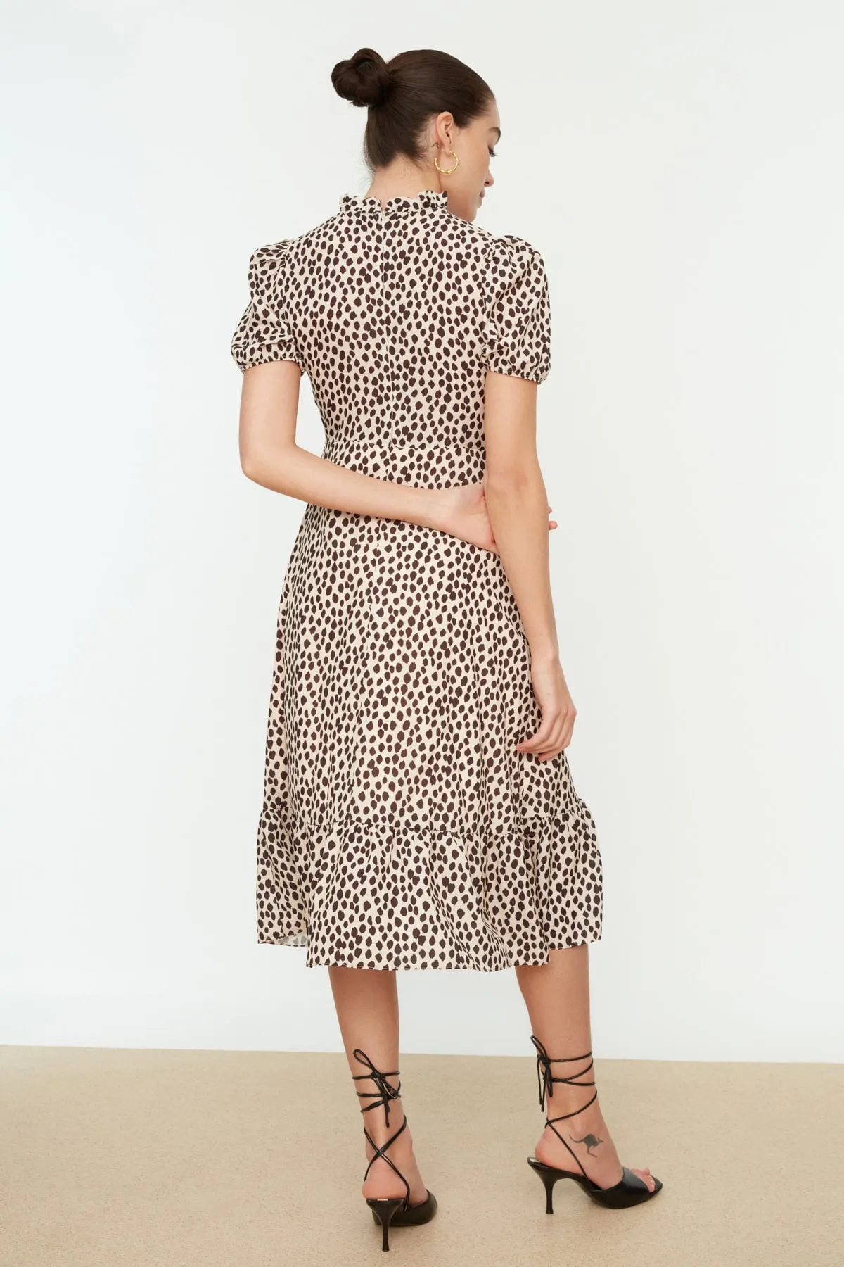 Trendyol Collection  Cremefarbenes A-Linien-Midikleid mit Blumenmuster TWOSS20EL0894