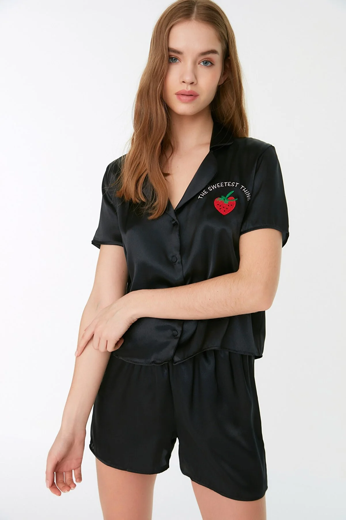 Trendyol Collection  Schwarzes, besticktes Satin-Hemd-Shorts-Pyjama-Set aus Webstoff THMSS22PT0395