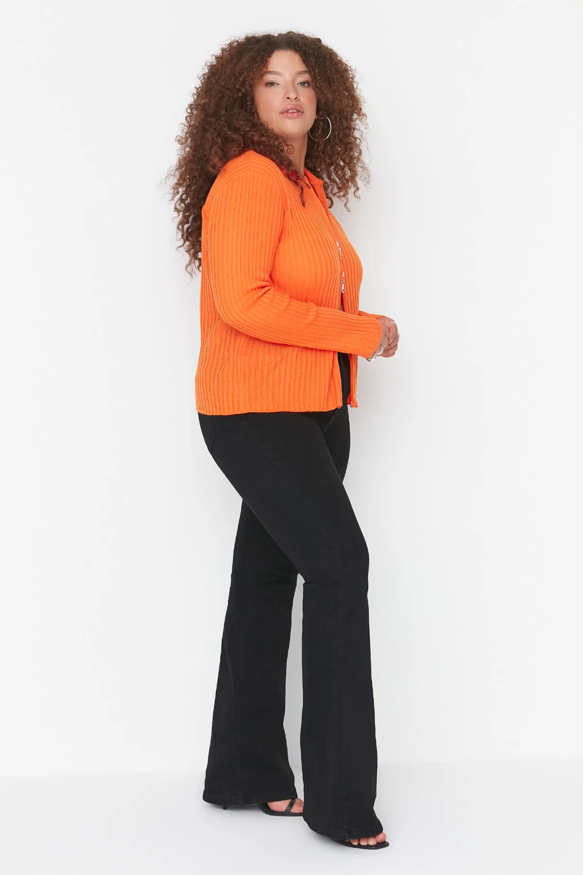 Trendyol Curve  Schwarze Schlagjeans mit hoher Taille TBBAW23JE00001