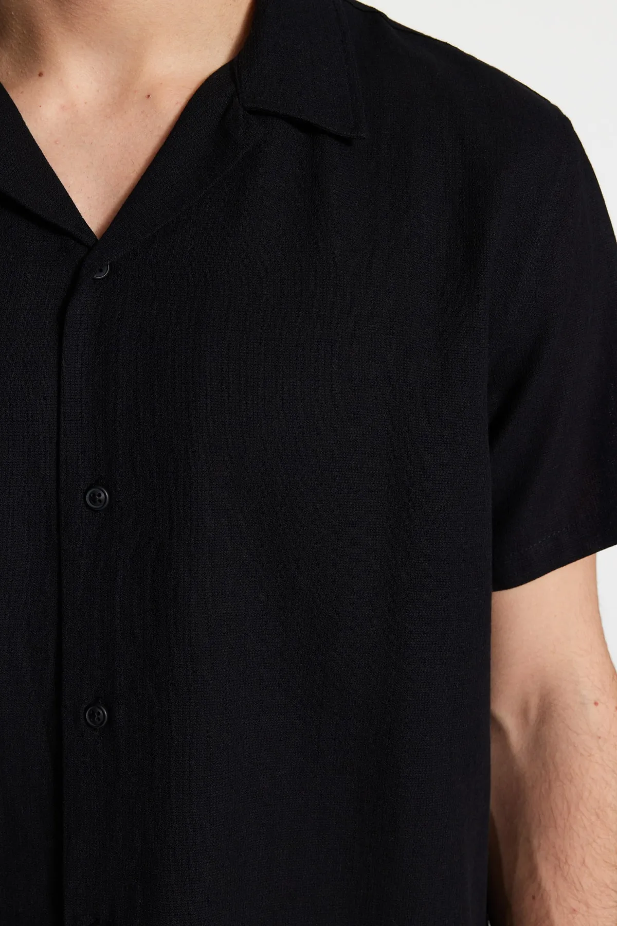 Trendyol Collection  Schwarzes Unisex-Kurzarmhemd mit entspannter Passform TMNSS23GO00064