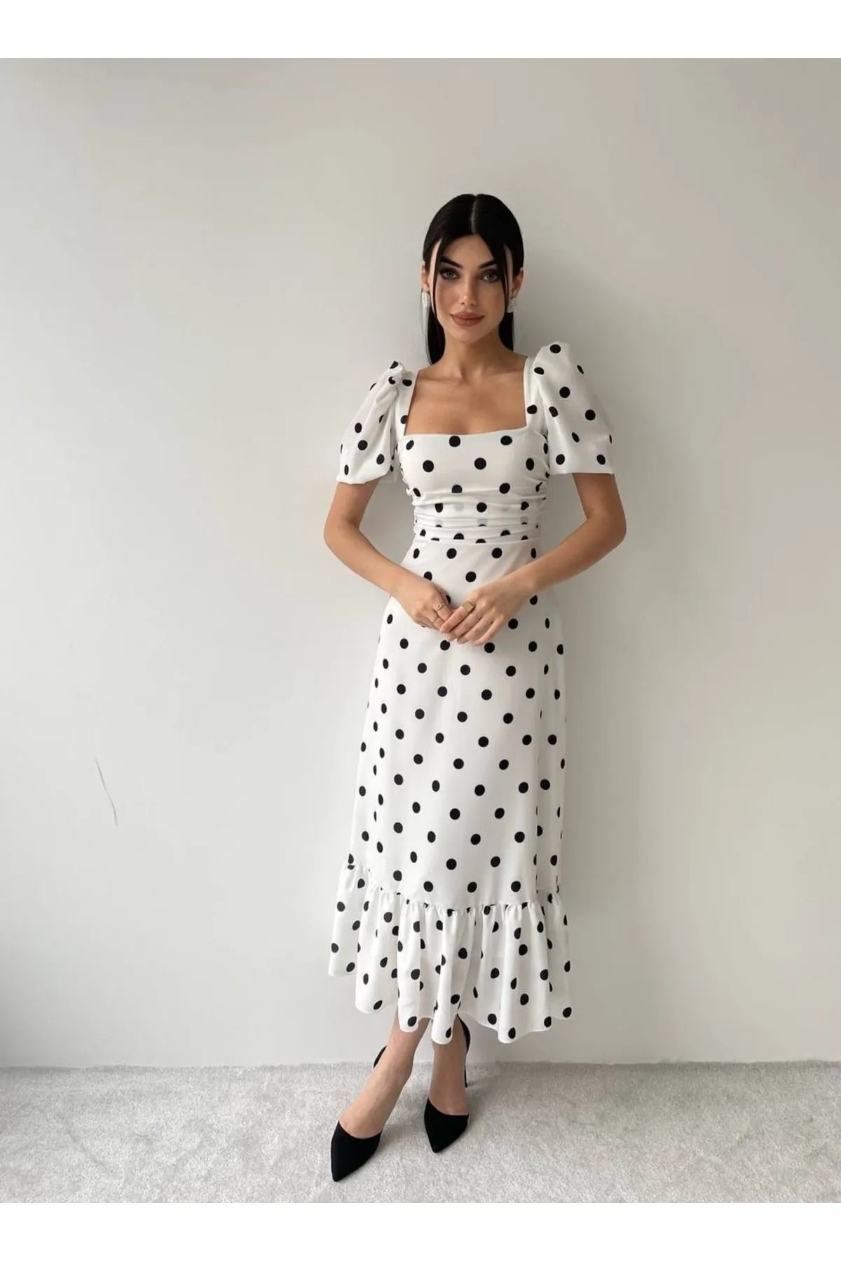 SONREİR  Langes, gepunktetes Kleid mit Ballonärmeln und quadratischem Ausschnitt